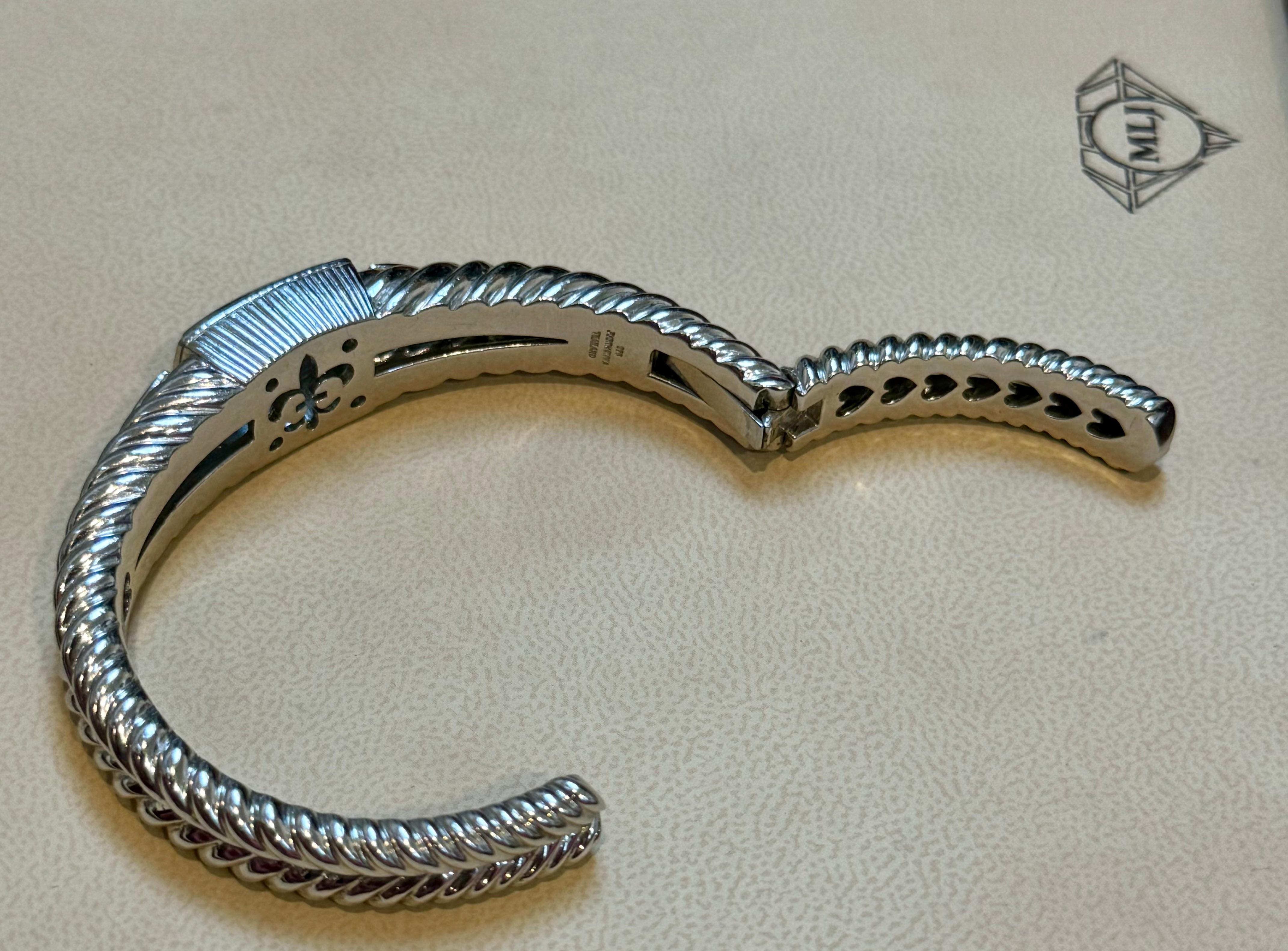Manschettenarmreif aus Sterlingsilber mit blauem Topas und Amethyst Judith Ripka
Unterzeichnet JRIPKA, Thailand
Gut für mittlere Handgelenke 
von einer Seite zu öffnen für einfachen Zugang
Ein spektakuläres, extrem feines Schmuckstück. Diese