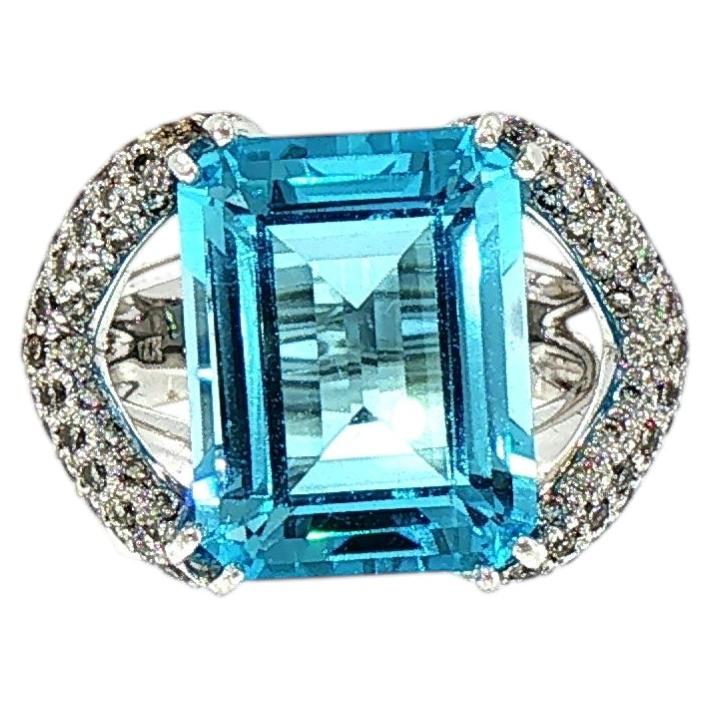 Anello da cocktail con topazio blu e diamanti incastonati, in oro bianco 14k