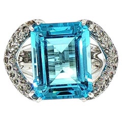Anello da cocktail con topazio blu e diamanti incastonati, in oro bianco 14k