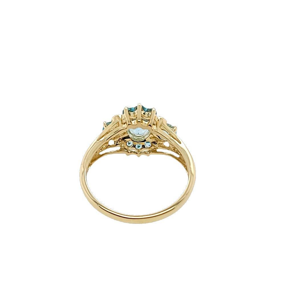Blue Topaz and Diamond Cluster Ring in Yellow Gold In Good Condition For Sale In Coral Gables, FL
