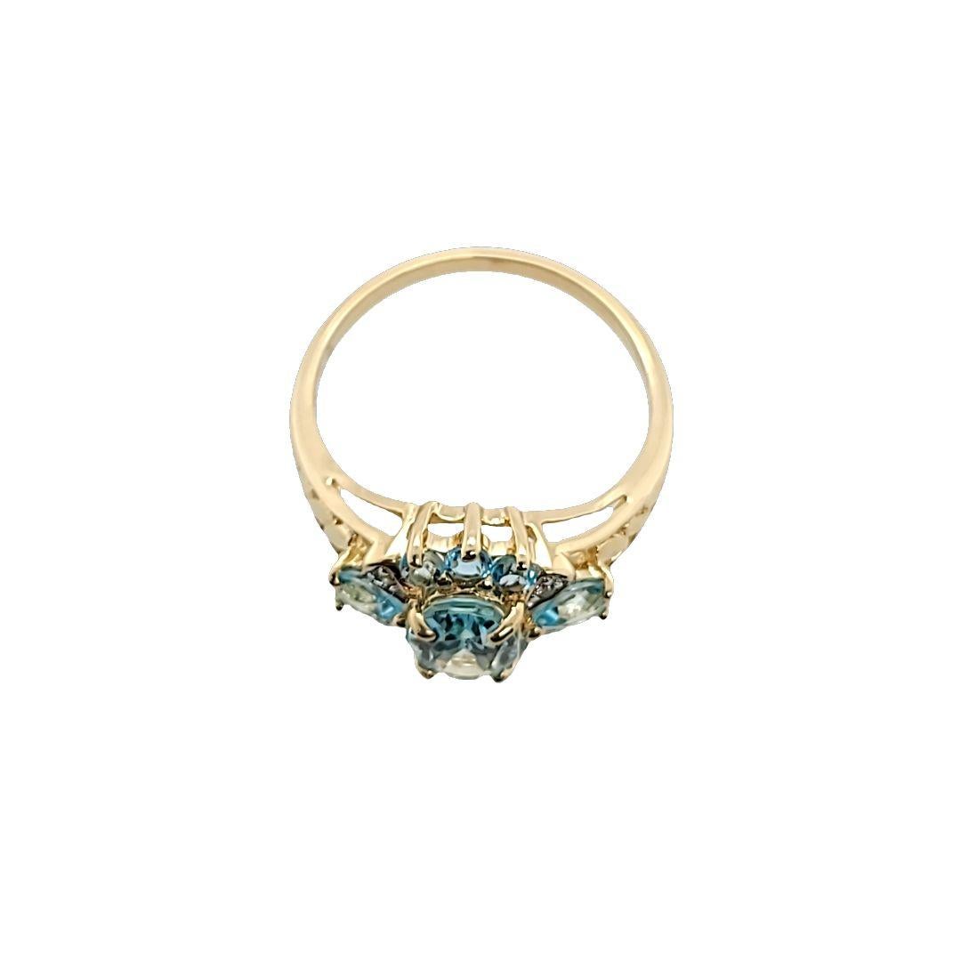Blauer Topas und Diamant-Cluster-Ring aus Gelbgold im Angebot 1