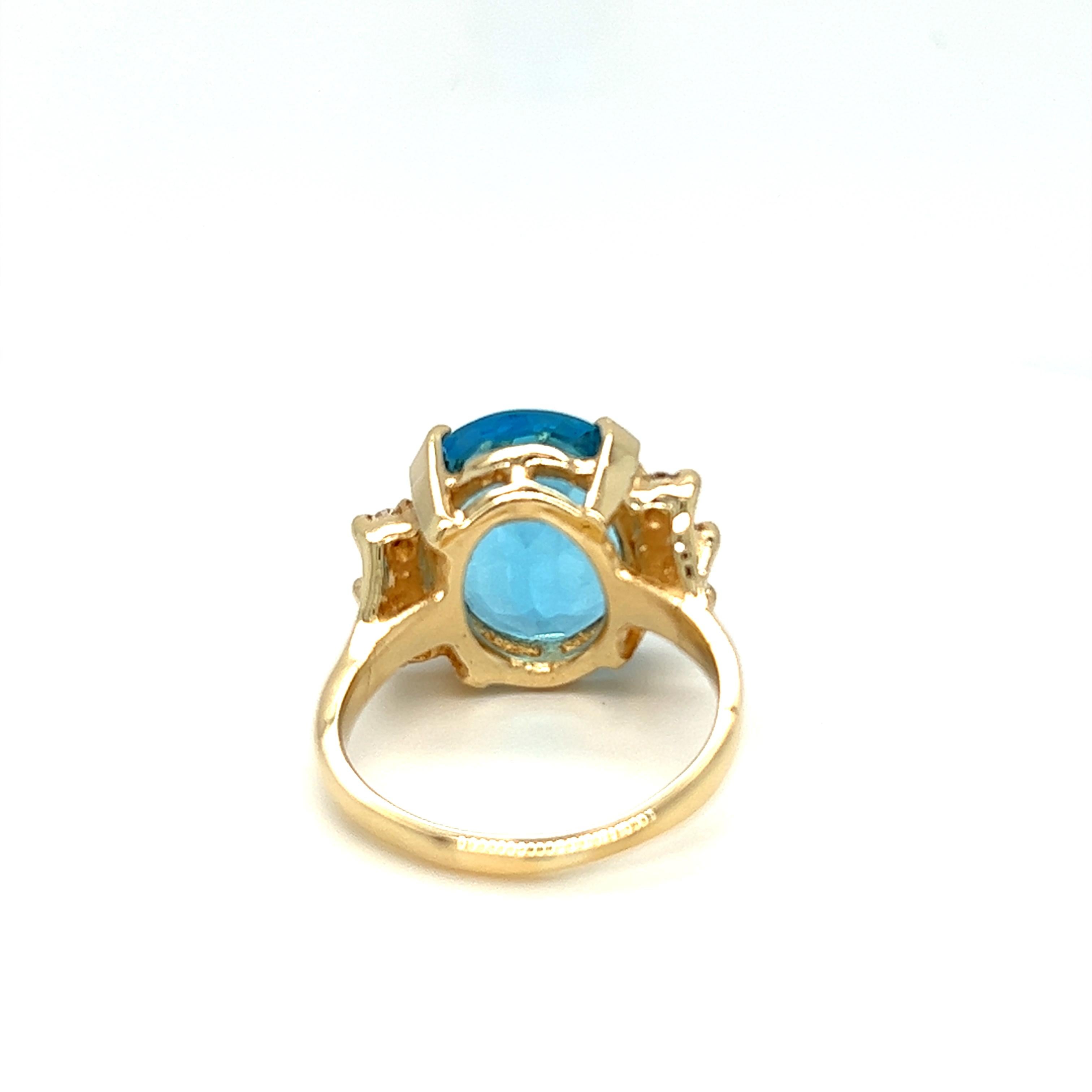 Bague cocktail en or jaune 14 carats avec topaze bleue et diamants Pour femmes en vente