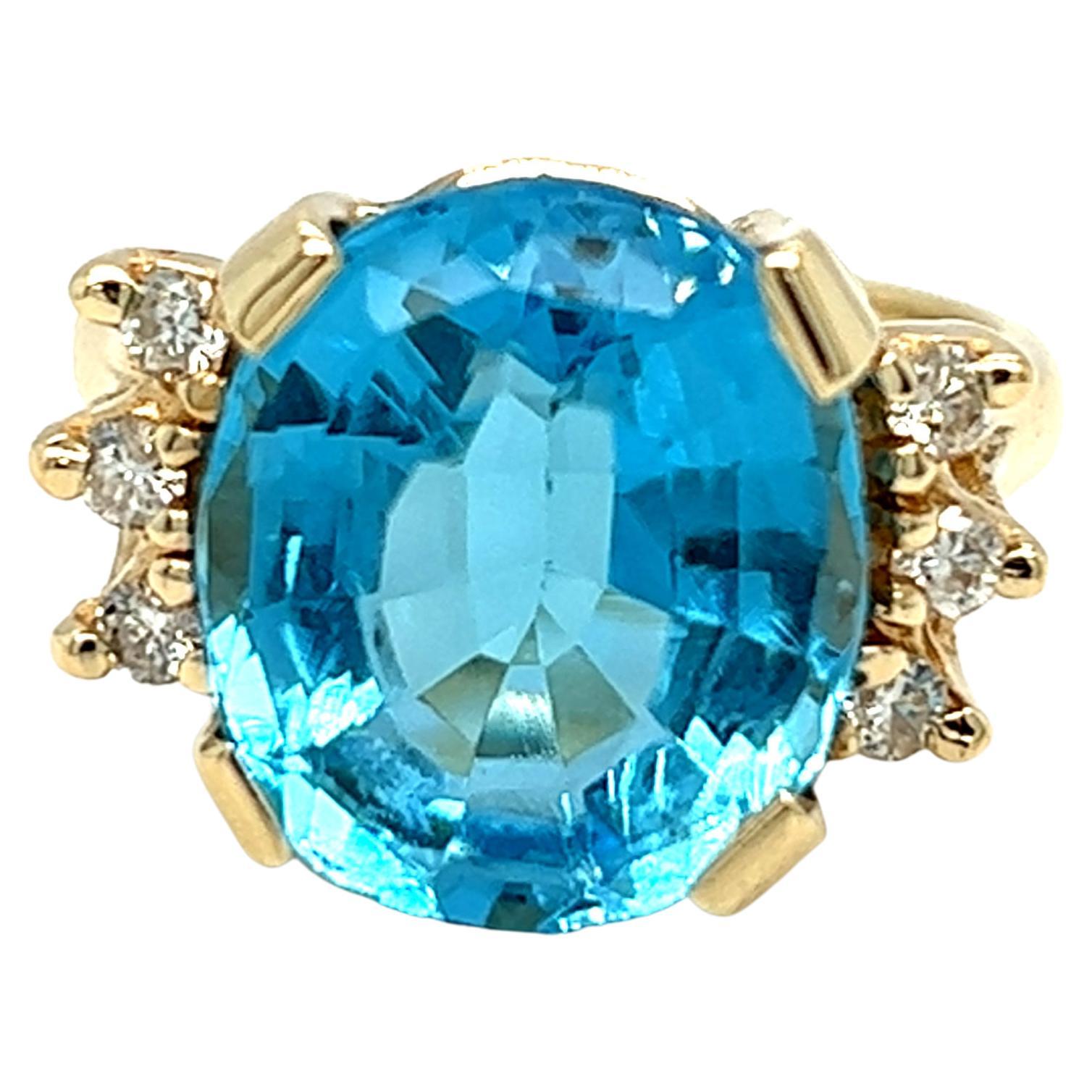 Bague cocktail en or jaune 14 carats avec topaze bleue et diamants en vente