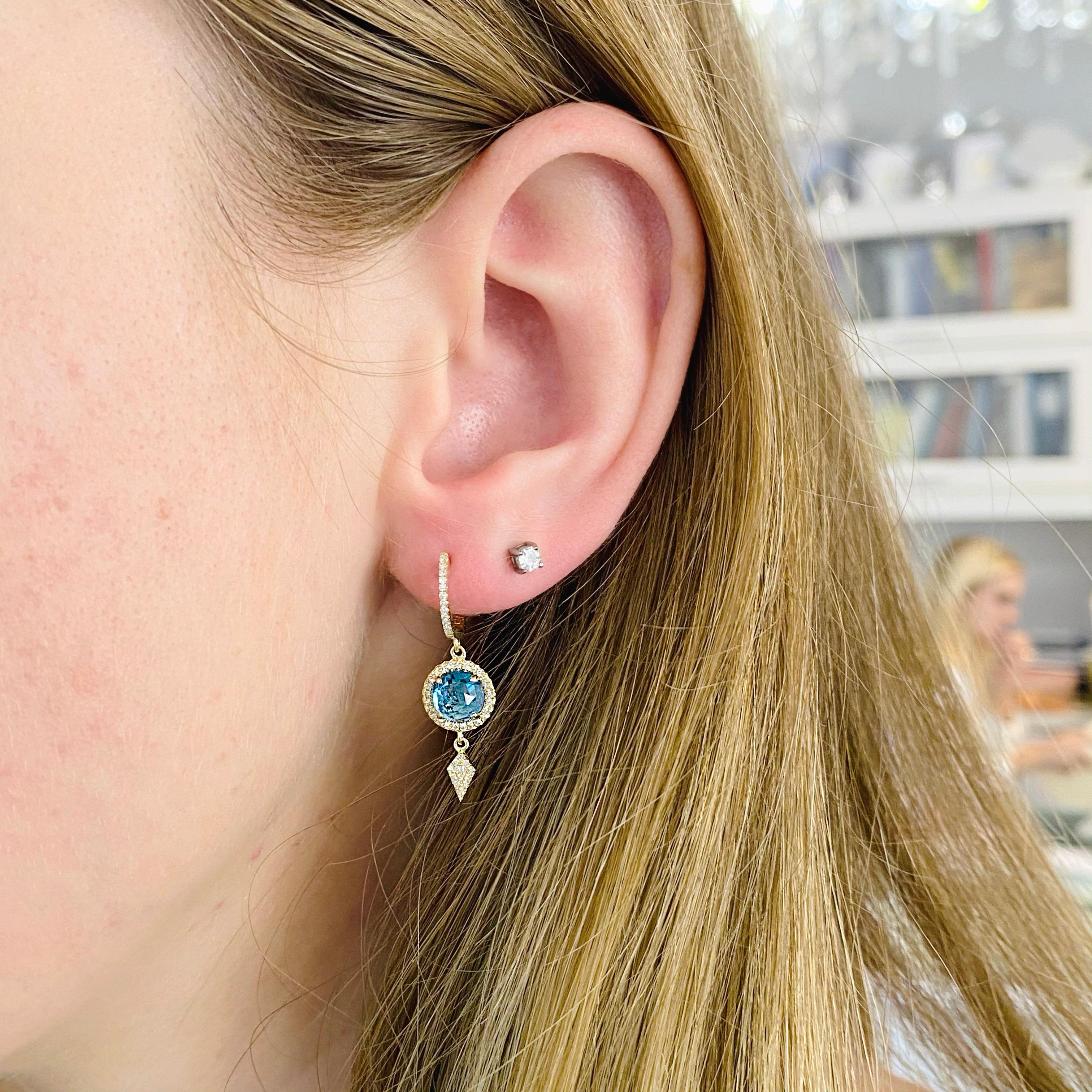 Diese schönen Ohrringe aus königsblauem Topas und Diamanten sind so kostbar!  Sie bestehen aus einem Diamanten an der Spitze und einem blauen Topas in jedem Ohrring mit einem Halo aus Diamanten um sie herum.  Die Ohrringe sind beweglich, da jeder