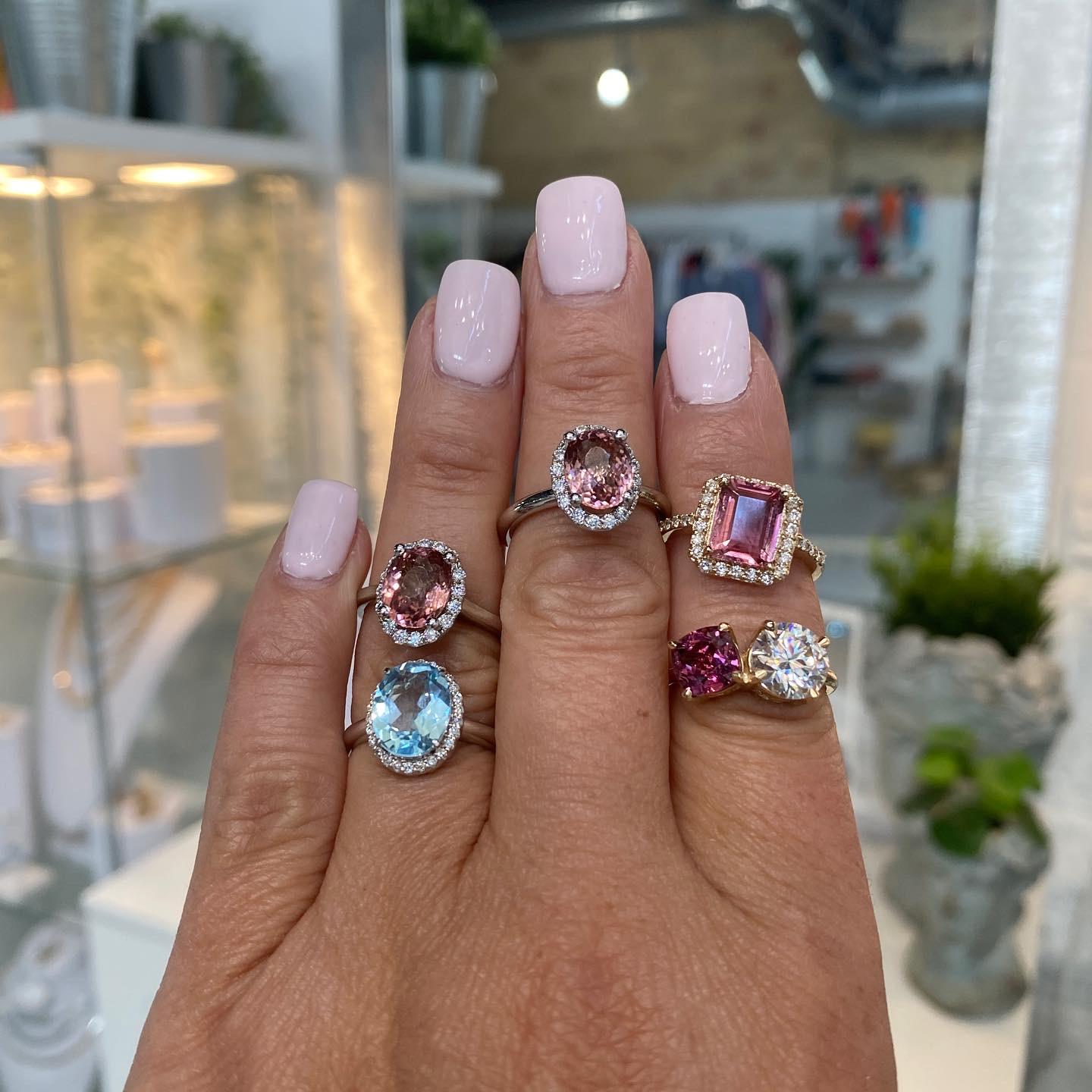 Blauer Topas und Diamant-Halo-Ring, 10k Weißgold 8