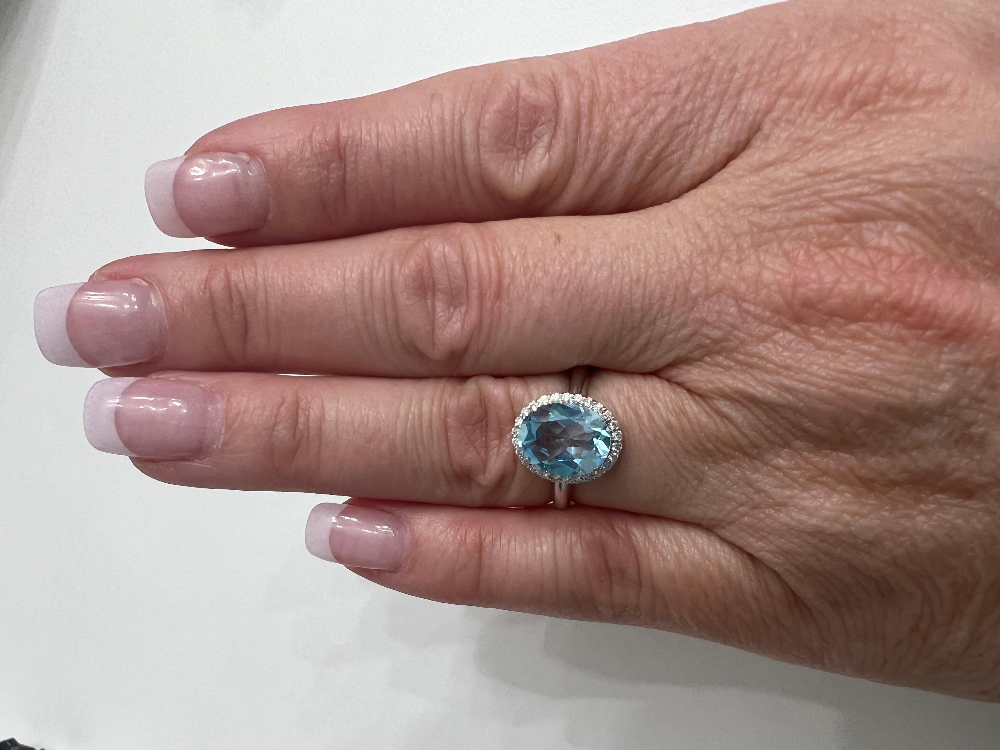 Blauer Topas und Diamant-Halo-Ring, 10k Weißgold (Zeitgenössisch)