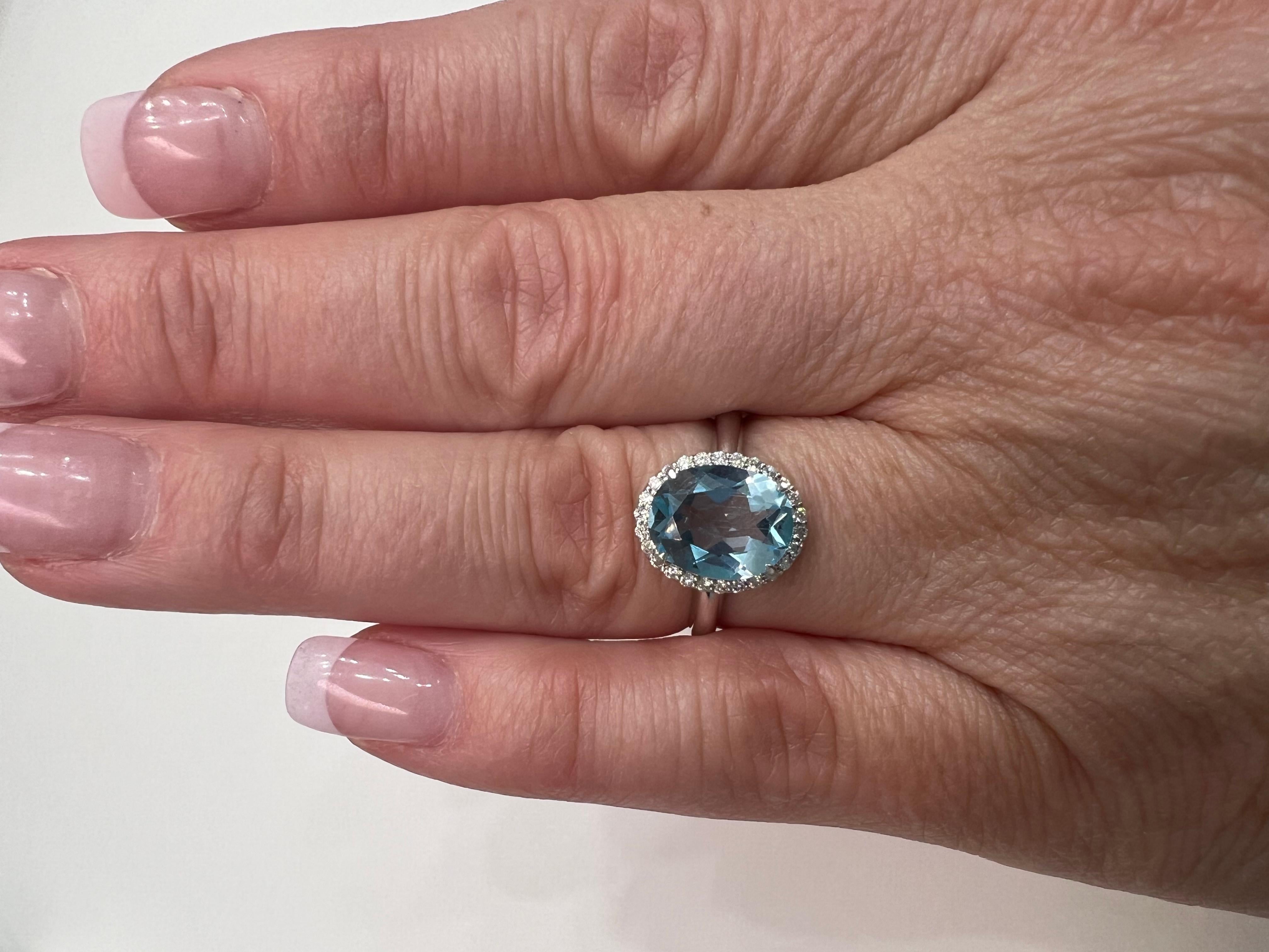 Blauer Topas und Diamant-Halo-Ring, 10k Weißgold im Zustand „Neu“ in London, CA