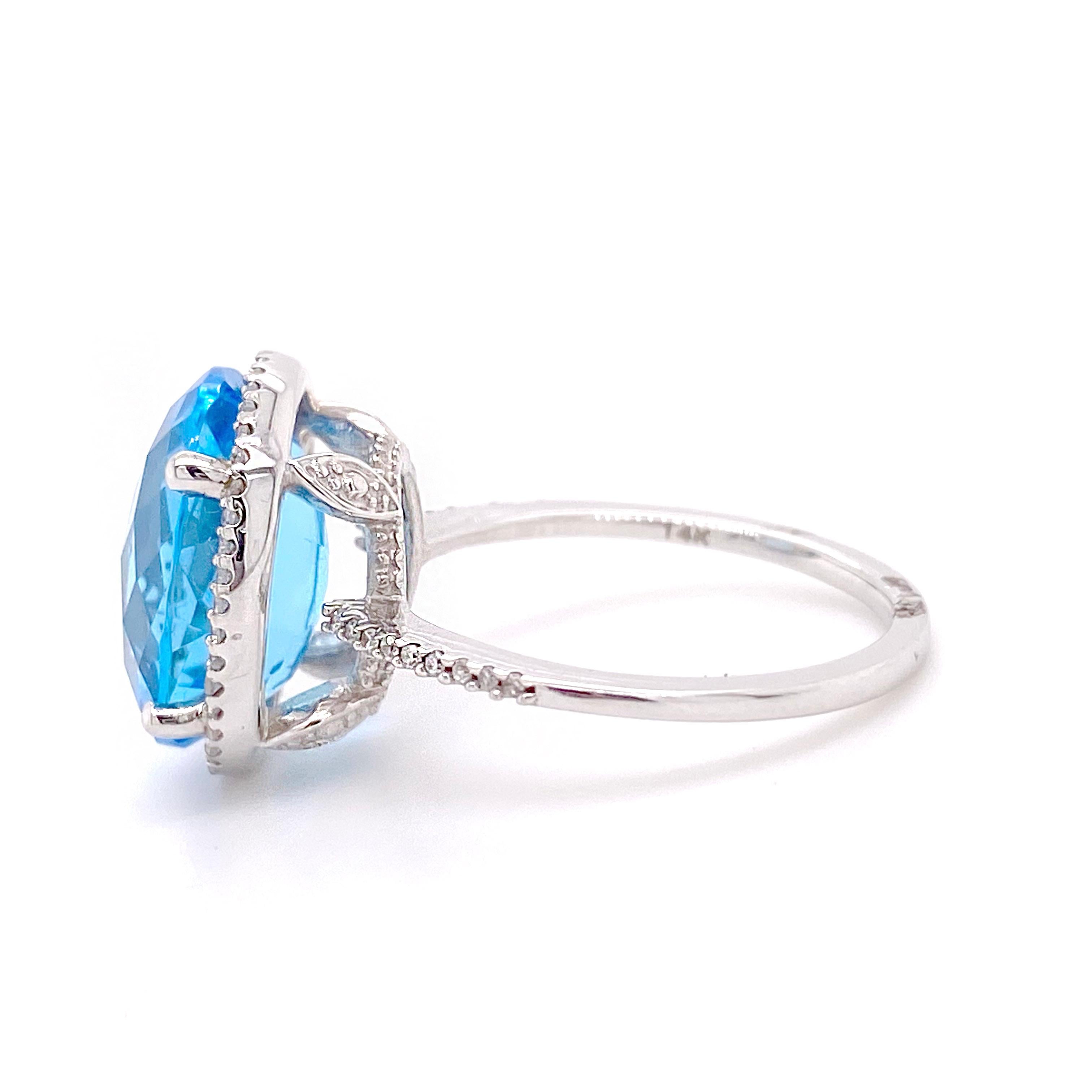 Anillo halo de topacio azul y diamantes, topacio azul ovalado, oro blanco y garras de diamantes Contemporáneo en venta