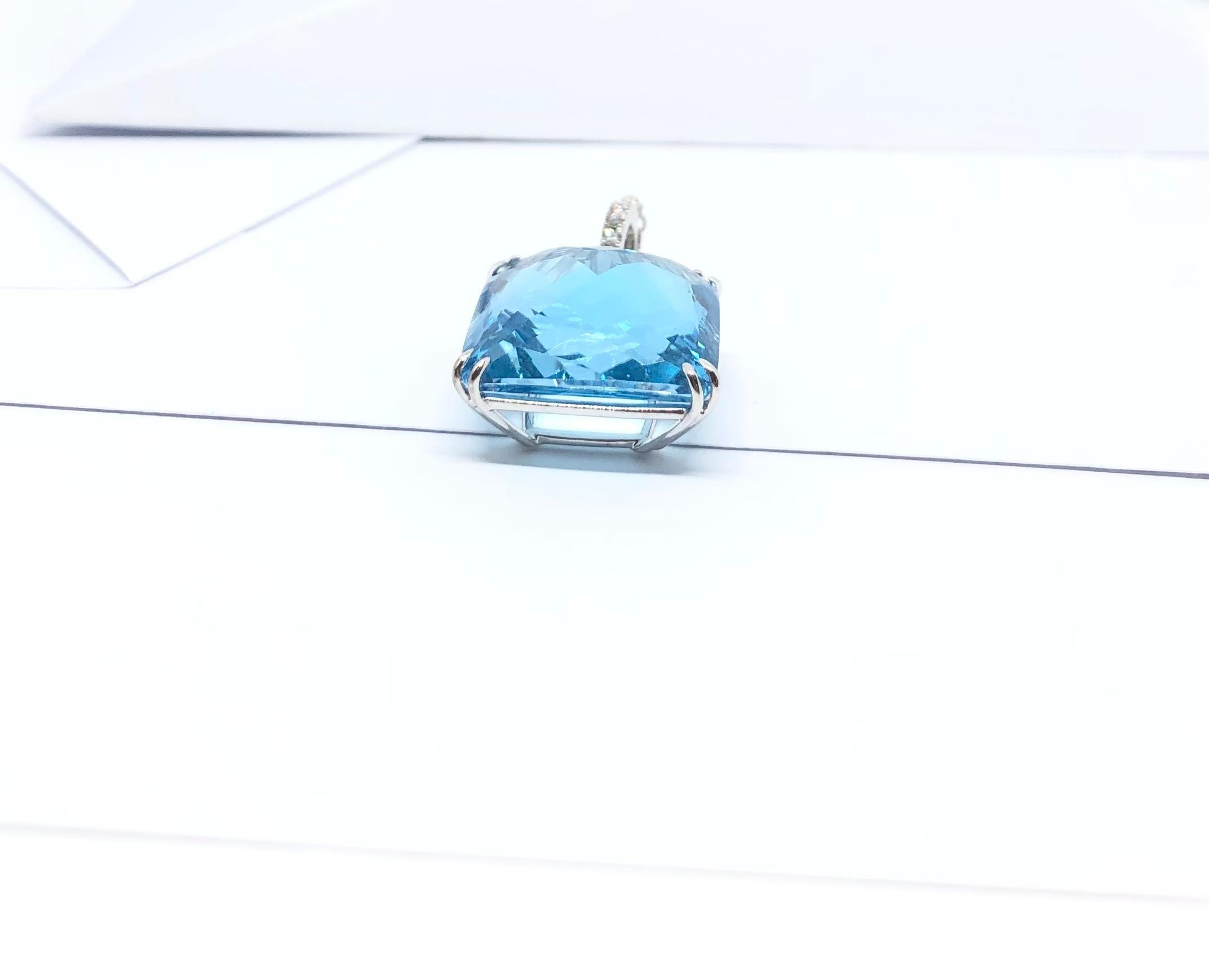 Blue Topaz and Diamond Pendant Set in 18 Karat White Gold Settings In New Condition For Sale In Bangkok, TH