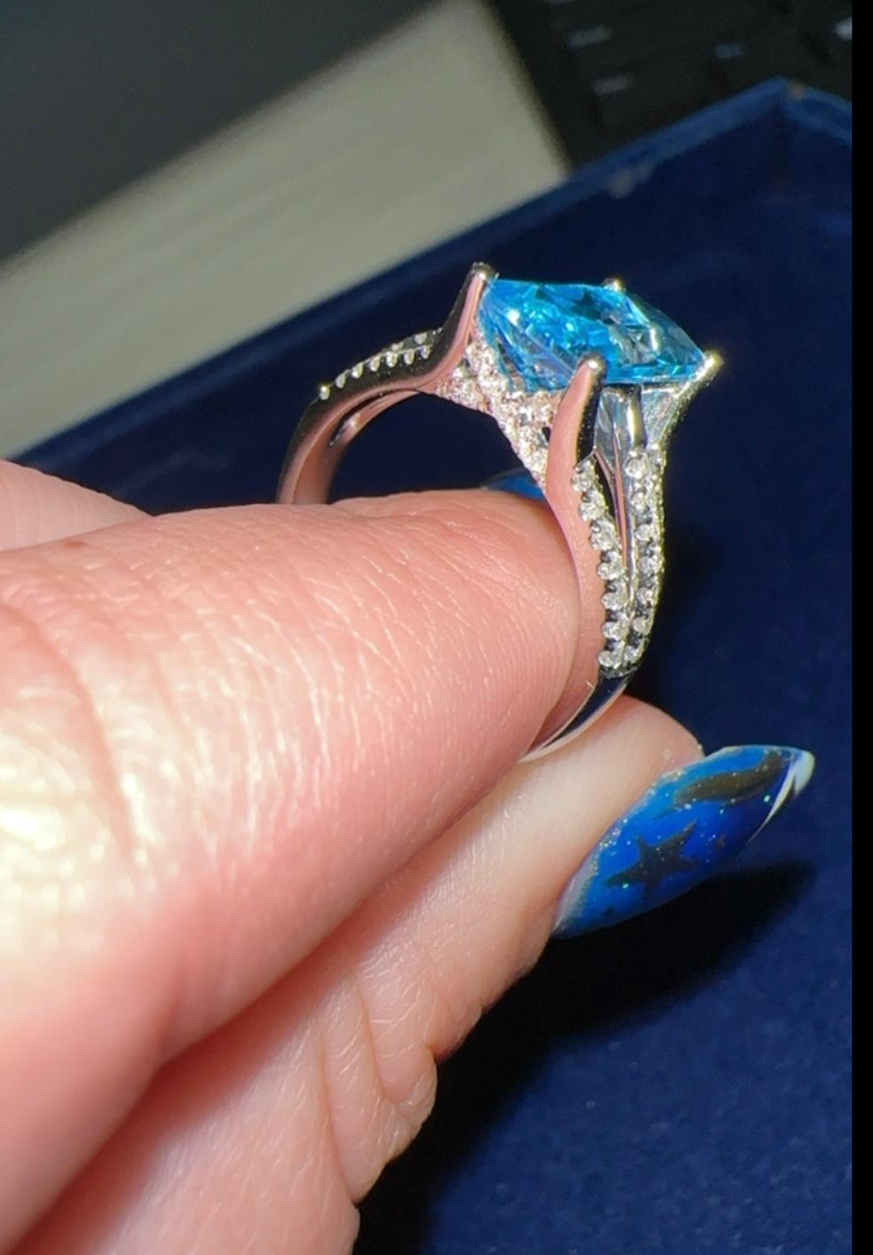 Contemporaneo Anello con topazio blu e diamanti in vendita