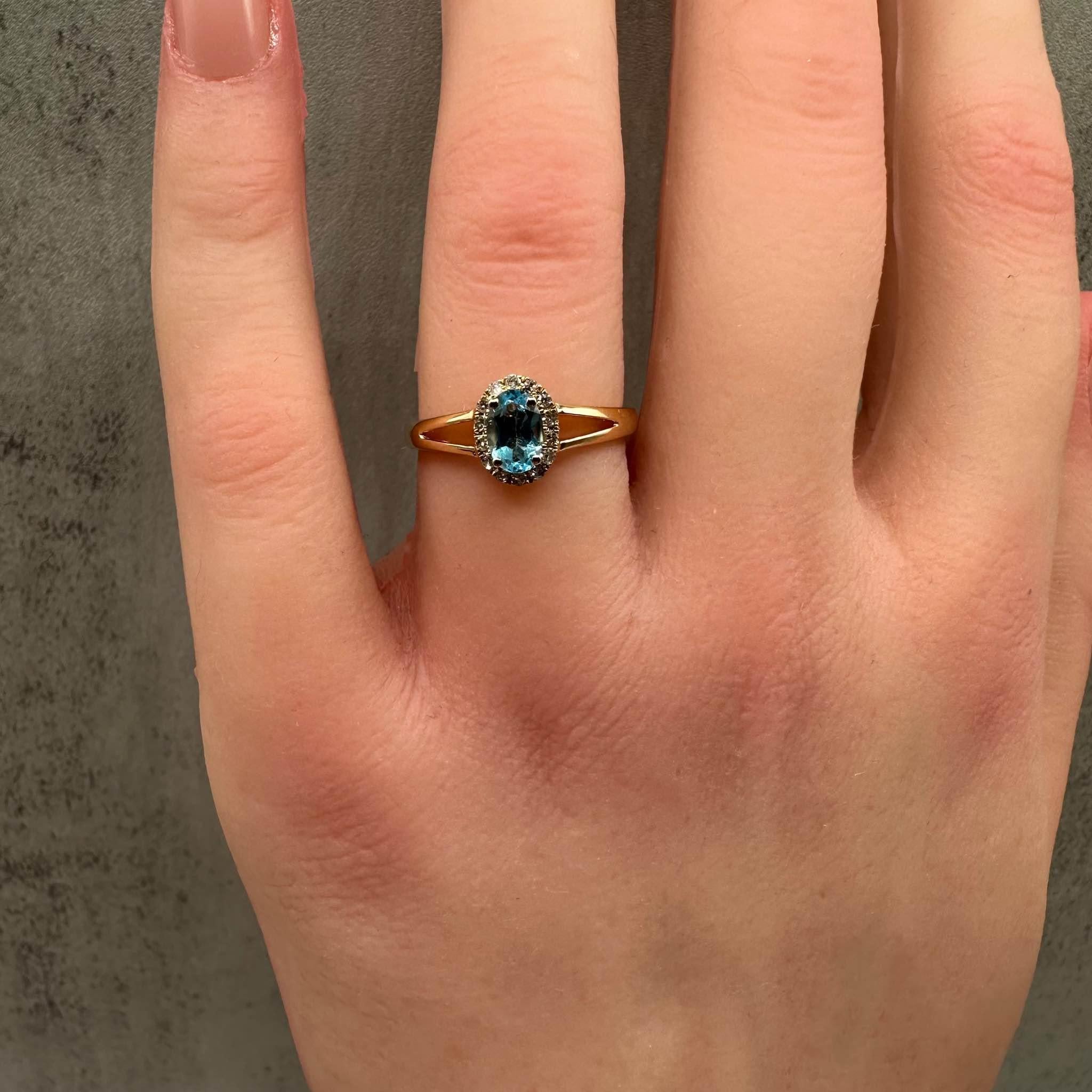 Bague en or jaune 14 carats, topaze bleue de 6 x 4 mm, diamants de 0,09 carat Neuf - En vente à West Hempstead, NY