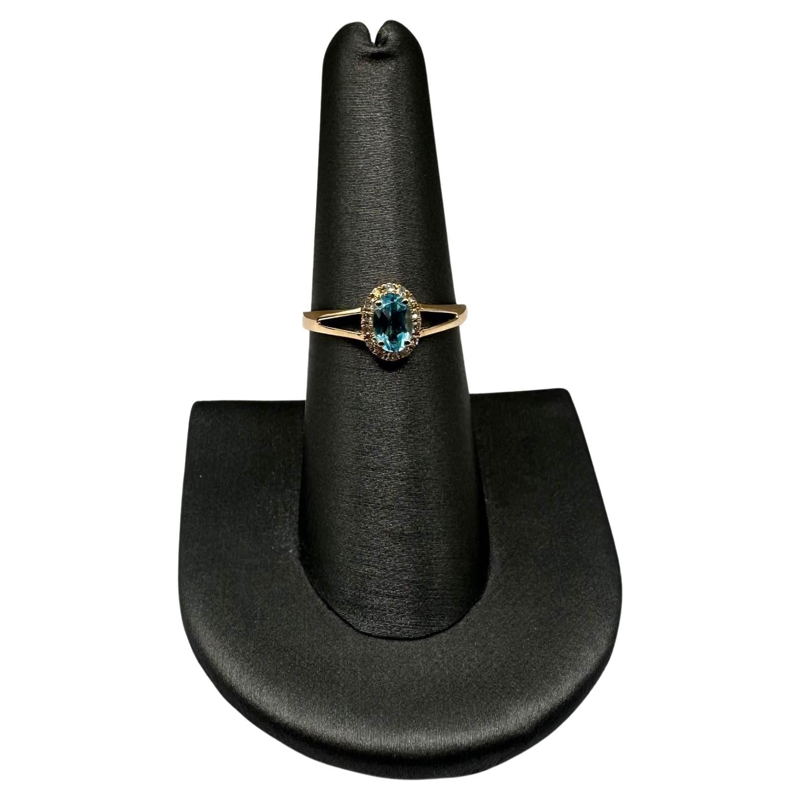 Bague en or jaune 14 carats, topaze bleue de 6 x 4 mm, diamants de 0,09 carat en vente