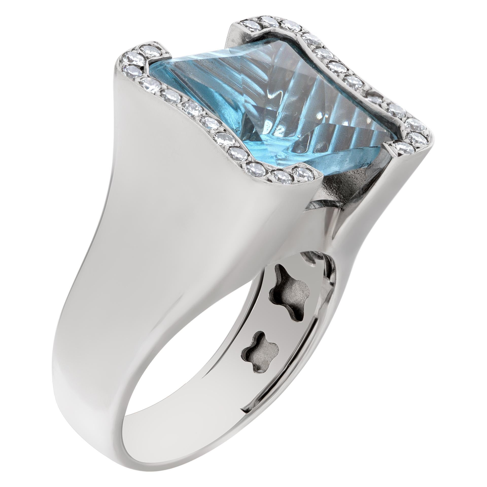 Blue Topaz and Diamond Ring in 18k White Gold In Excellent Condition For Sale In Surfside, FL