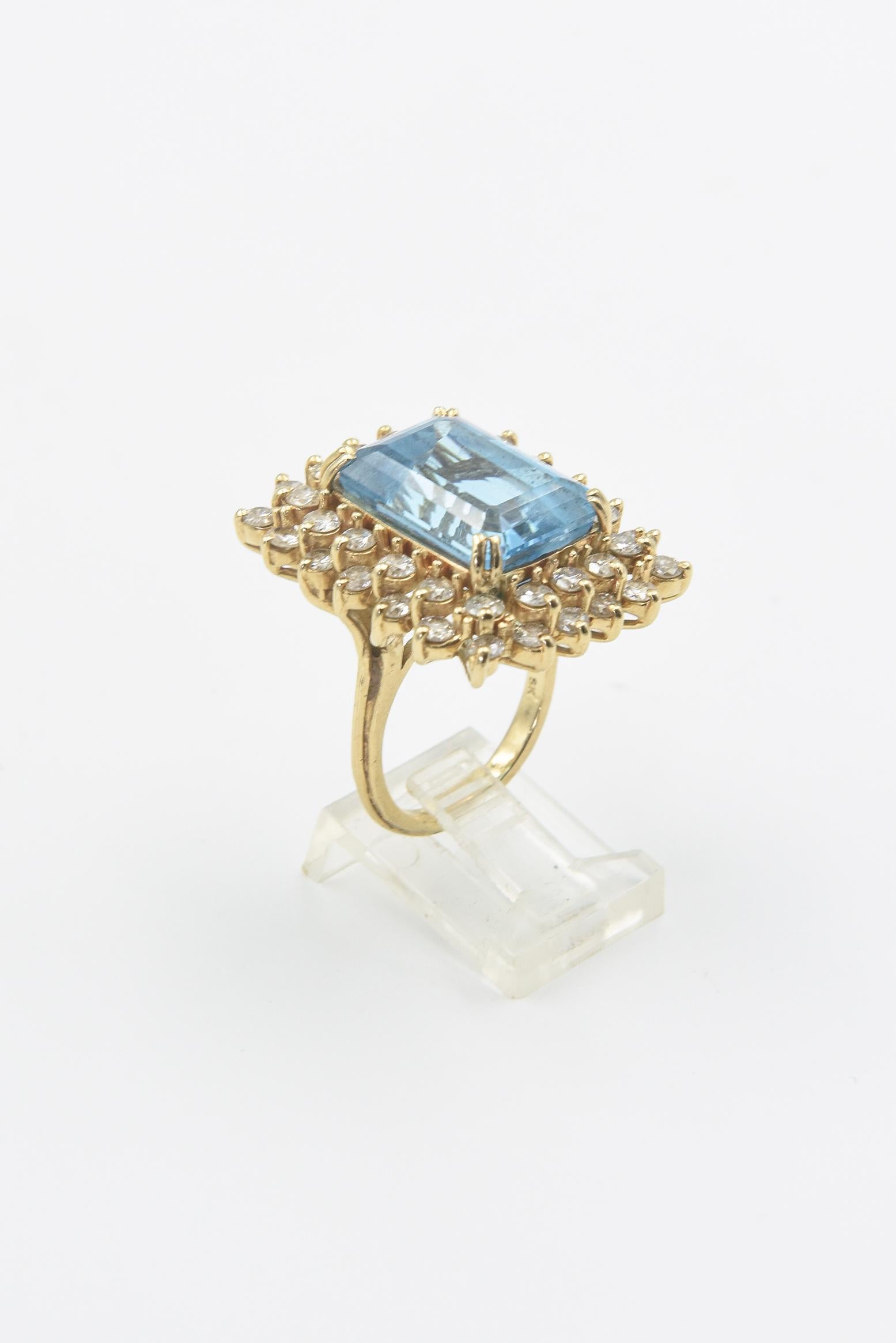 Blue Topaz and Diamond Yellow Gold Cocktail Ring In Good Condition For Sale In Miami Beach, FL