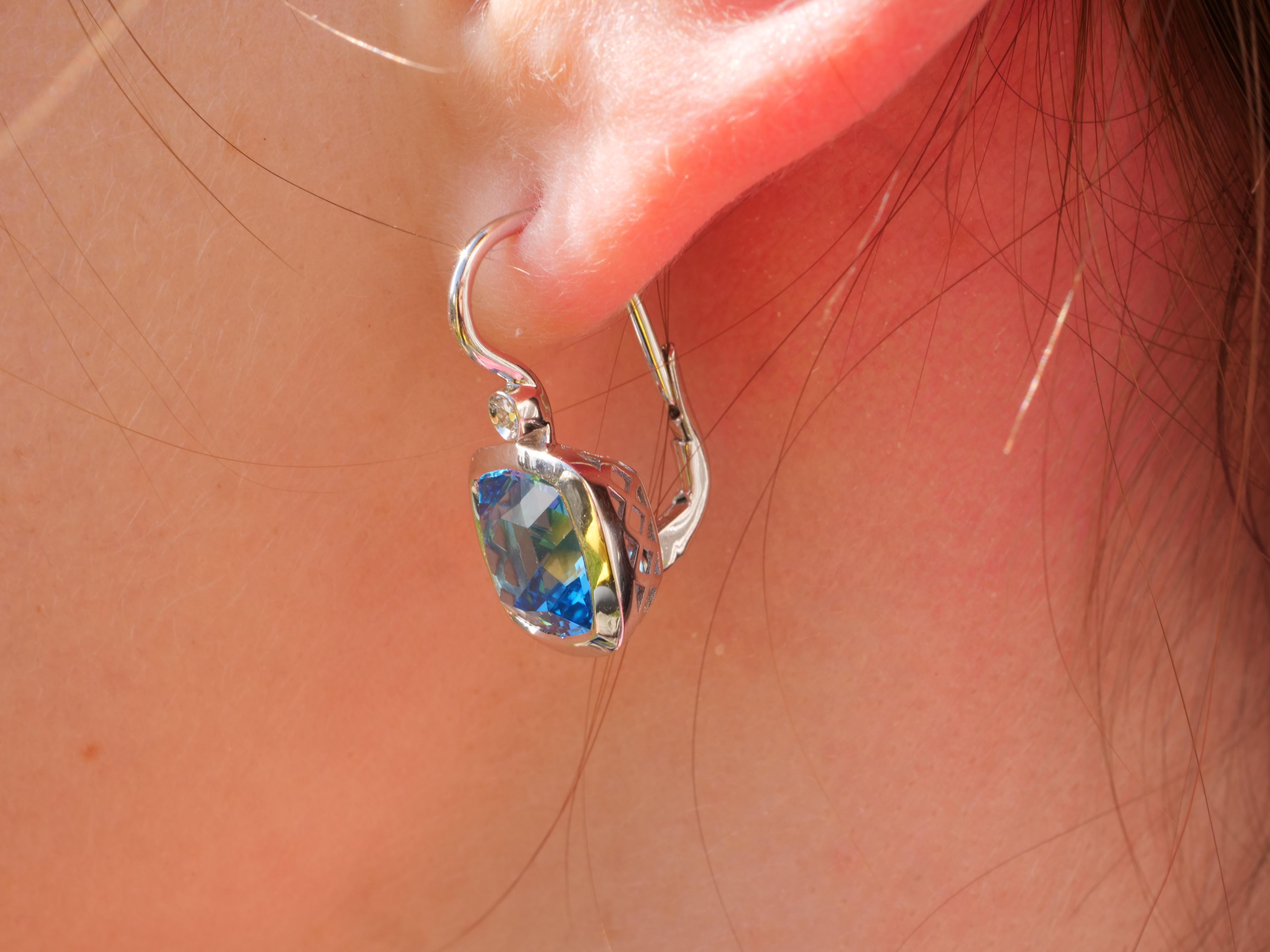 Ohrringe mit blauem Topas und Diamanten in sehr moderner Fassung aus italienischem High-End-Schmuck  im Angebot 4