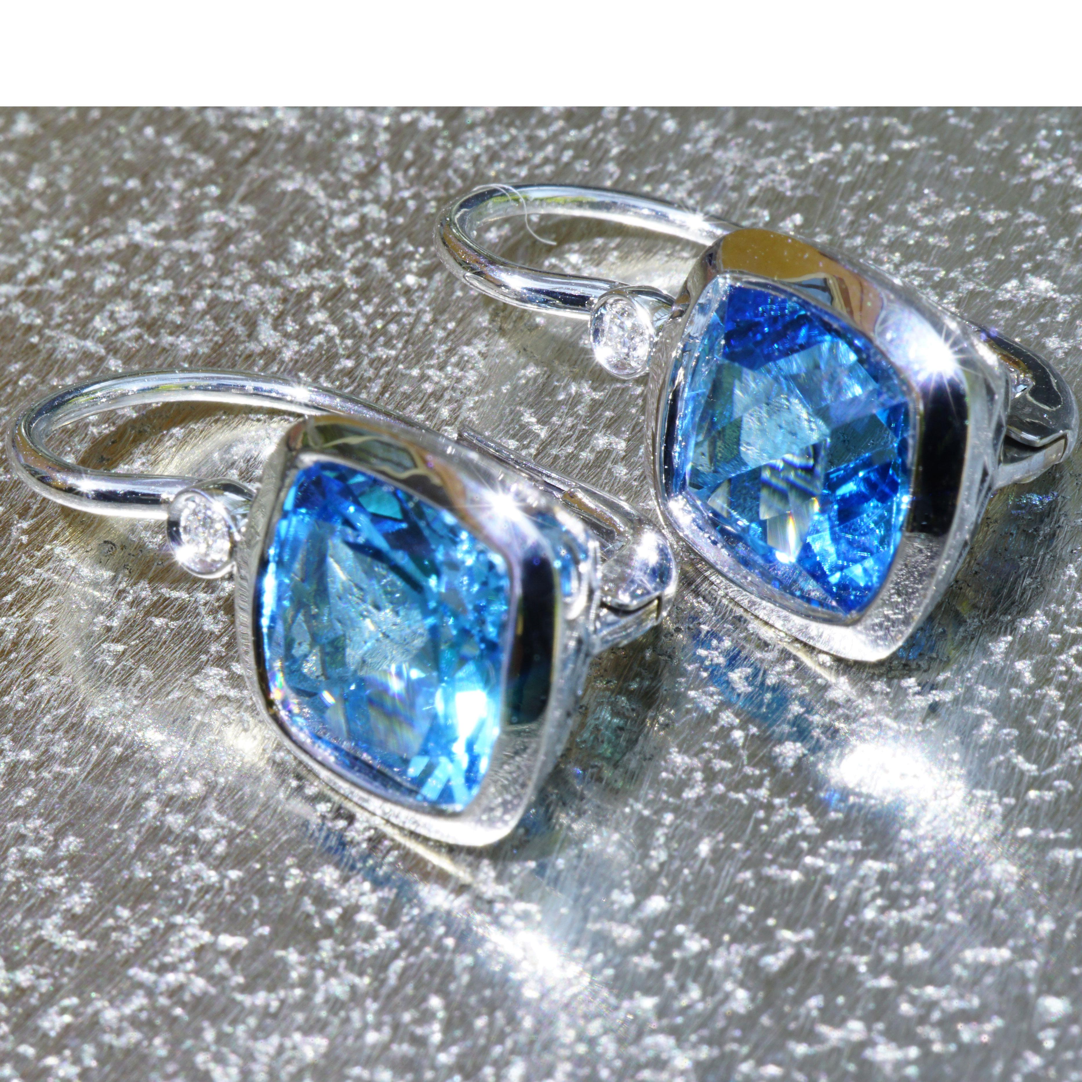 Ohrringe mit blauem Topas und Diamanten in sehr moderner Fassung aus italienischem High-End-Schmuck  (Antiker Kissenschliff) im Angebot