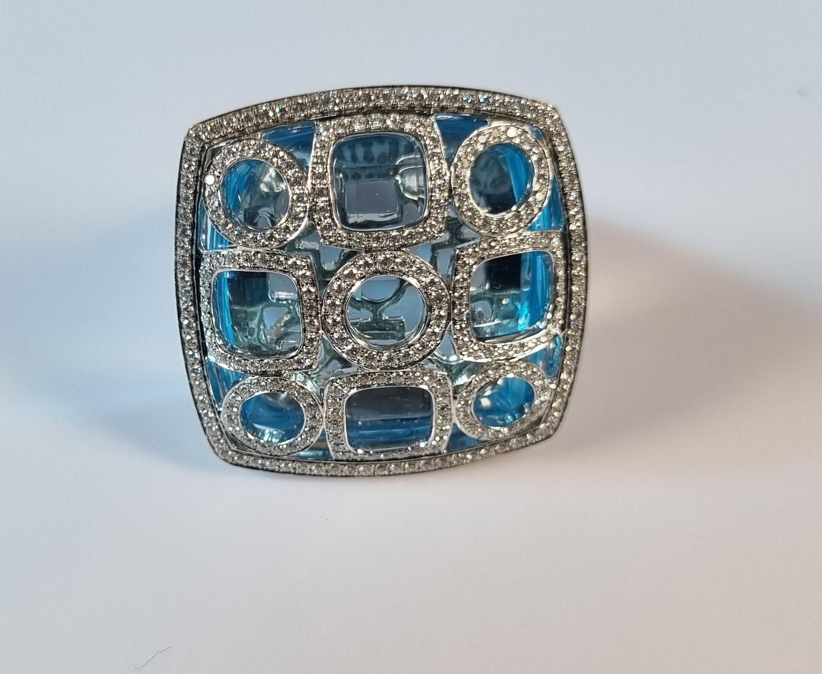Blauer Topas und Geometrie der Diamanten in 18k Weißgold Ring 
Irama Pradera ist eine dynamische und aufgeschlossene Designerin aus Spanien, die immer auf der Suche nach den besten Edelsteinen ist und klassische mit zeitgenössischen Halterungen und