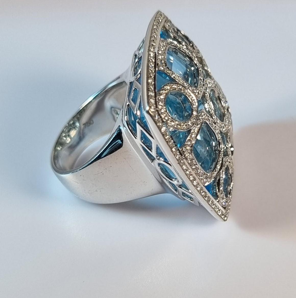 Blauer Topas und Geometrie der Diamanten in 18k Weißgold Ring (Zeitgenössisch) im Angebot