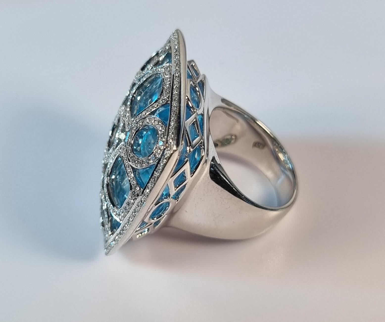 Blauer Topas und Geometrie der Diamanten in 18k Weißgold Ring (Brillantschliff) im Angebot