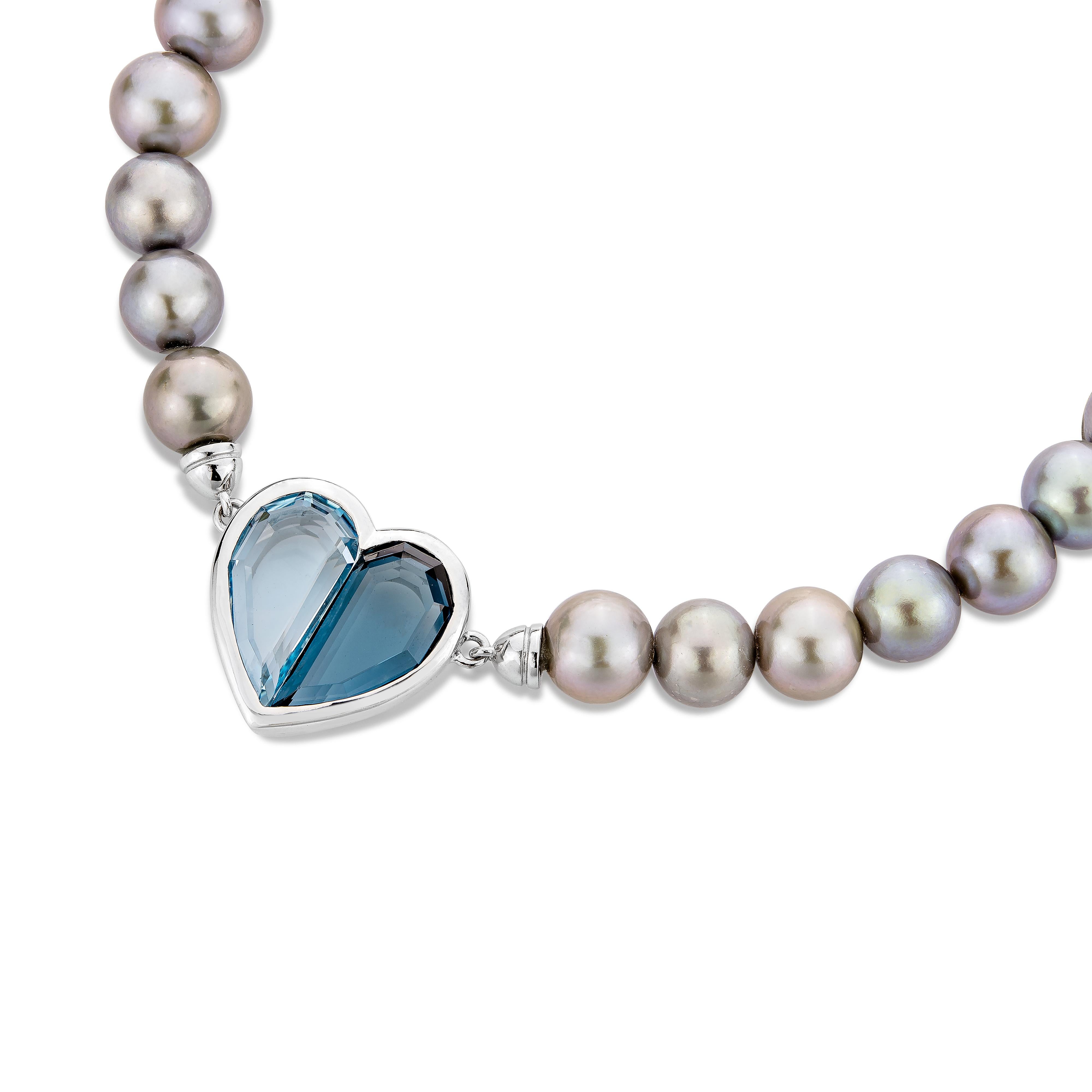 Moderne Bracelet garçon amoureux en or blanc 18 carats avec topaze bleue et perle grise en vente