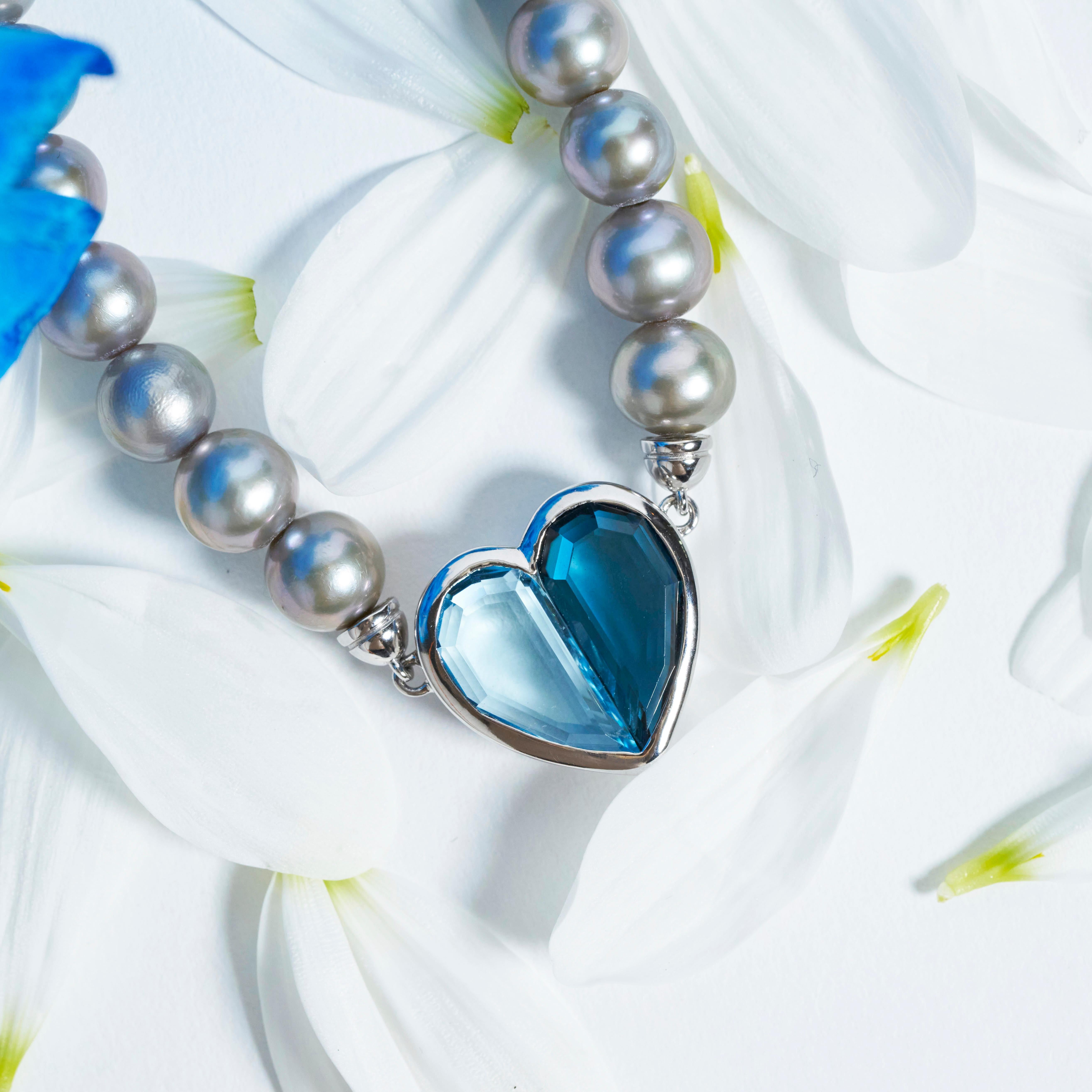 Bracelet garçon amoureux en or blanc 18 carats avec topaze bleue et perle grise Unisexe en vente