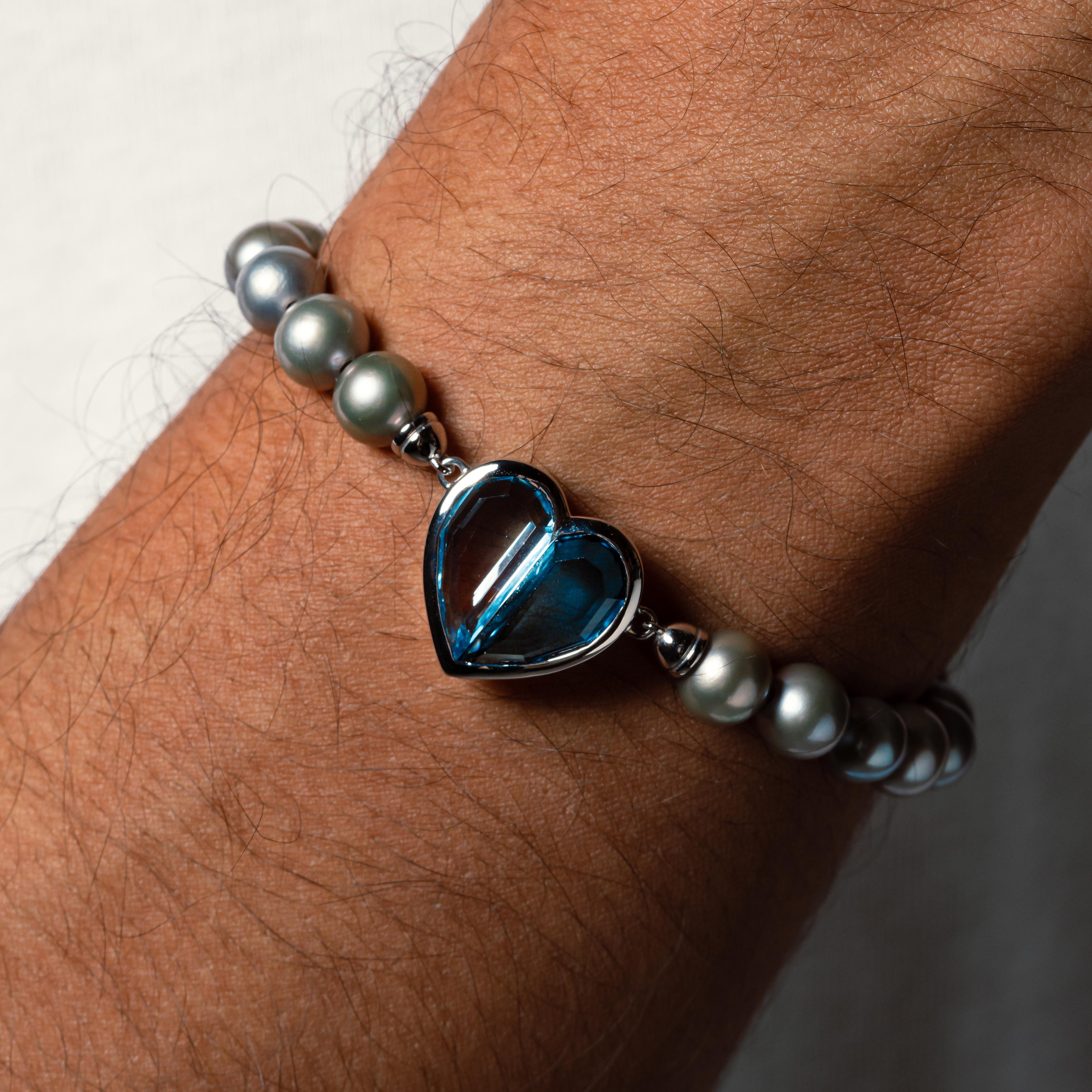 Blue Topaz and Grey Pearl Lover Boy Bracelet in 18 Karat White Gold In New Condition For Sale In Hong Kong, HK