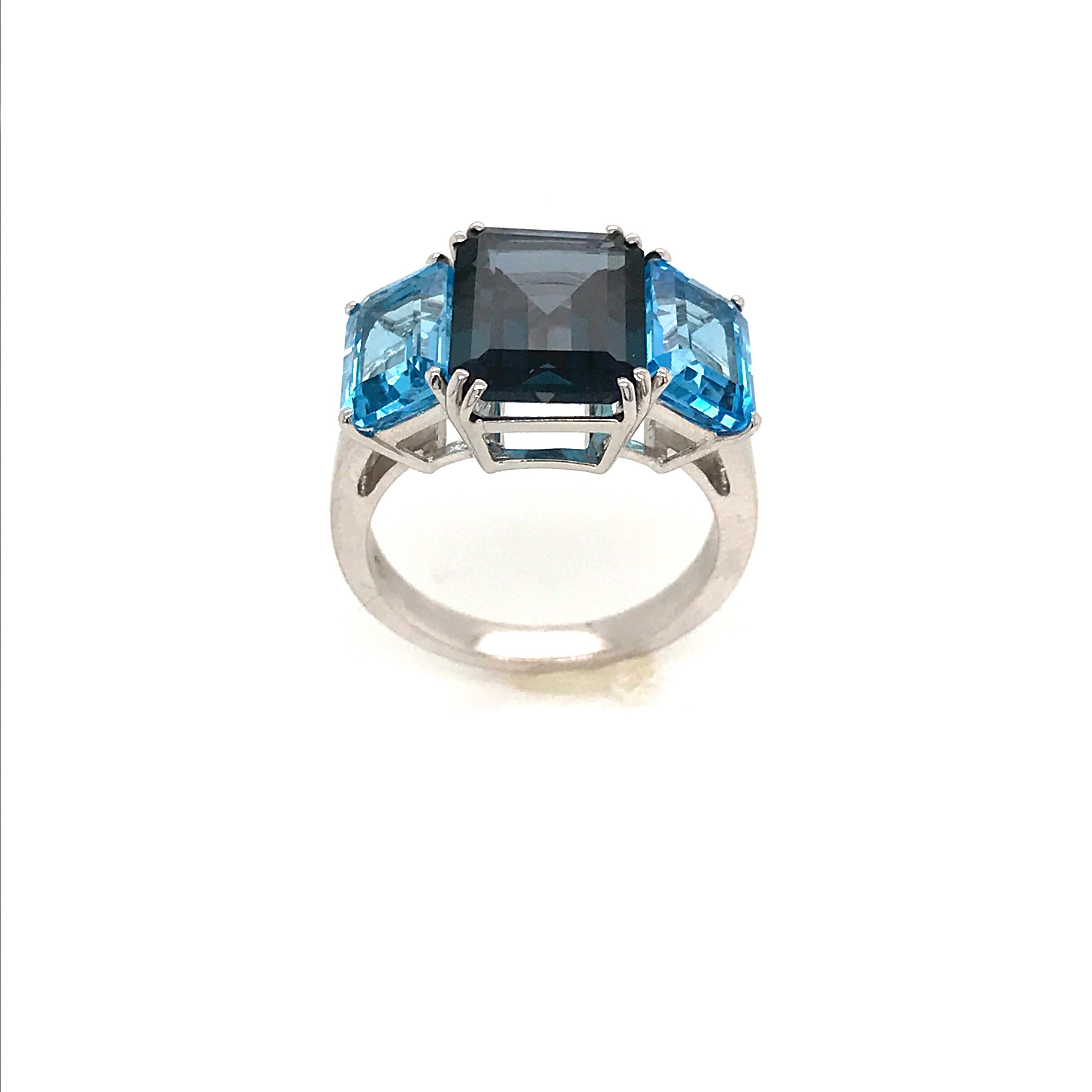 Discover this natural Blue Topaz and London Topaz on White Gold 18 Karat Fashion Ring.
Size of stone Blue Topaz height 1,01 width 0,95 cm
2 London Topaz height 0,8 width 0,6 cm
White Gold 18 Karat 5.1 gr
French Size 53,5
US Size 6.45

