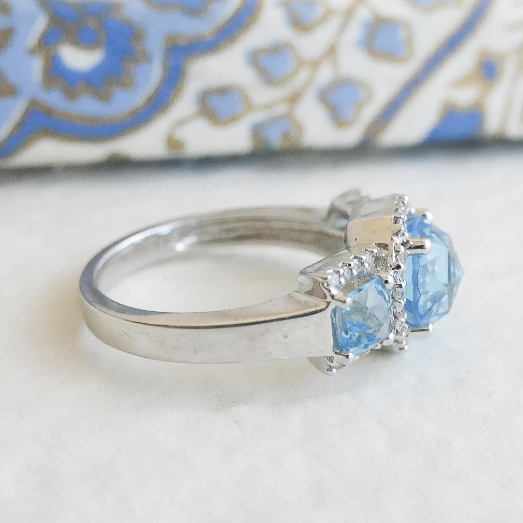 Ring aus 14 Karat Weißgold mit blauem Topas und natürlichem Diamant Größe 7 (Rundschliff) im Angebot