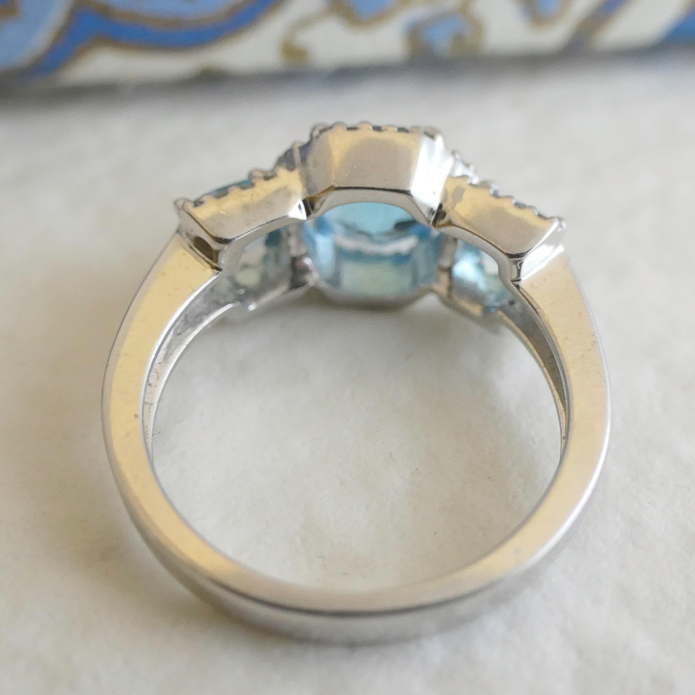 Ring aus 14 Karat Weißgold mit blauem Topas und natürlichem Diamant Größe 7 im Zustand „Neu“ im Angebot in Oslo, 03