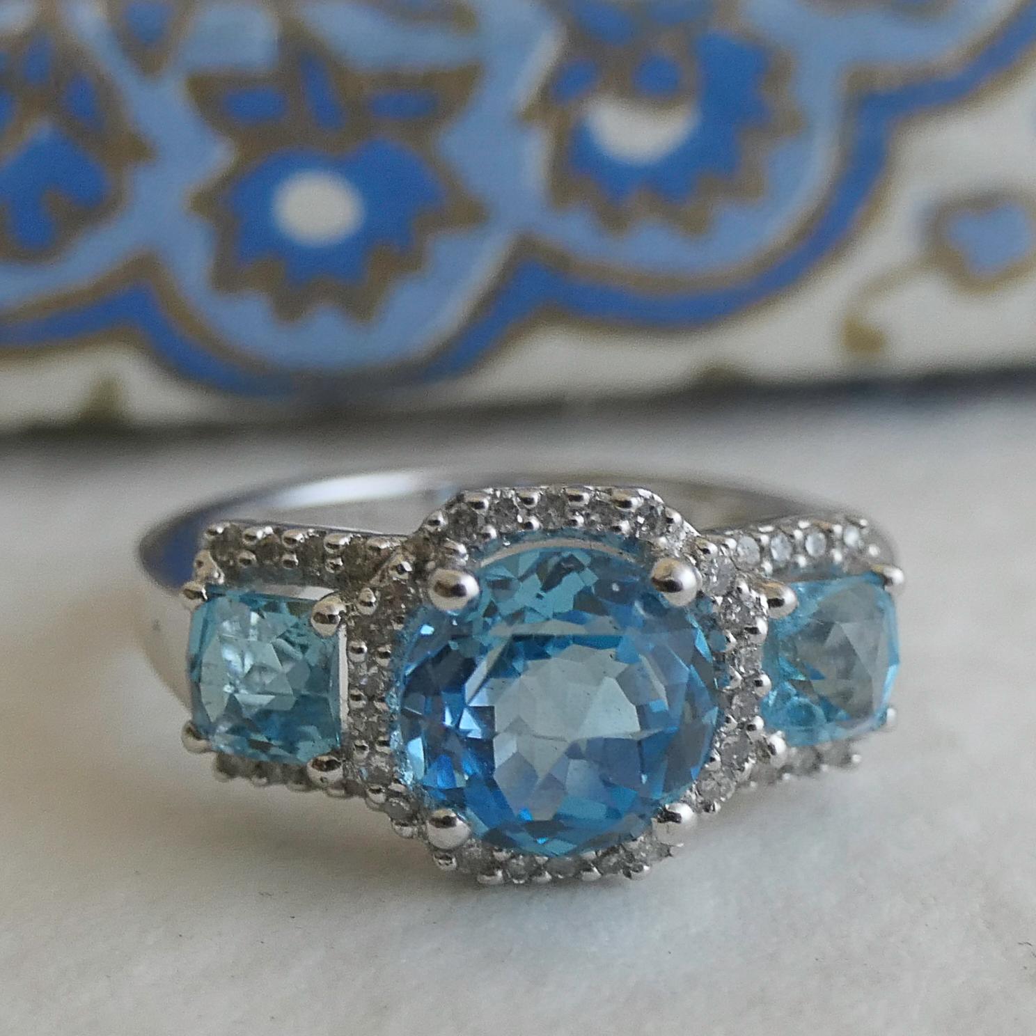 Ring aus 14 Karat Weißgold mit blauem Topas und natürlichem Diamant Größe 7 im Angebot 1