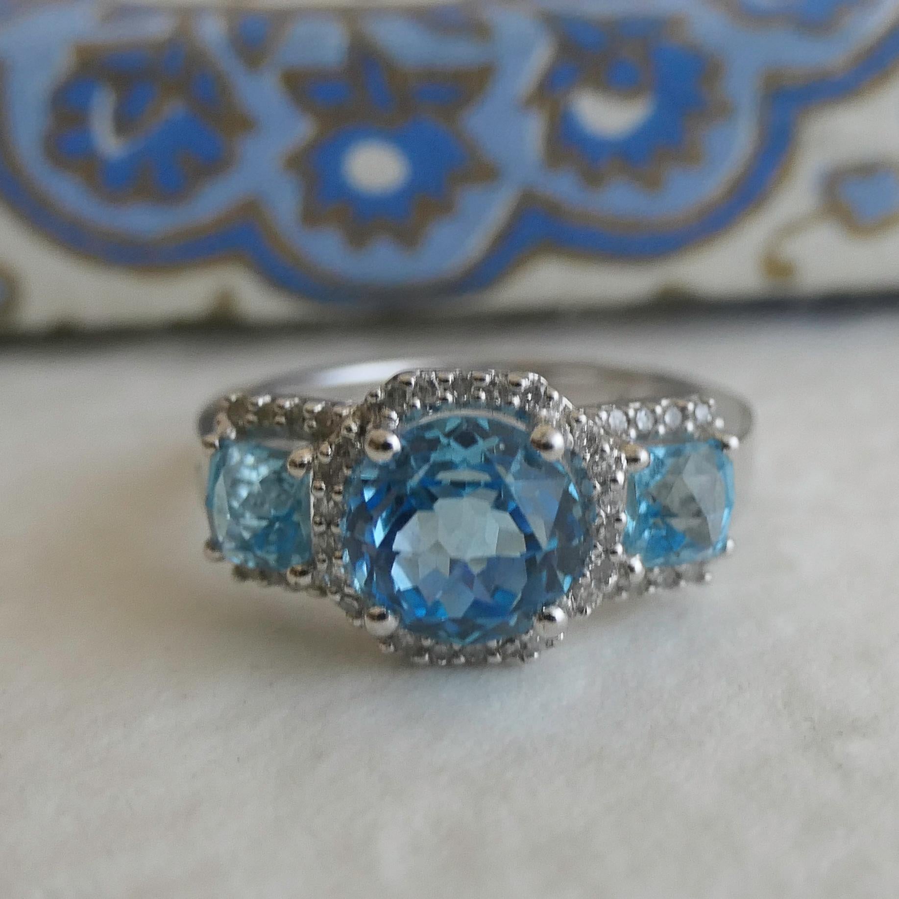 Ring aus 14 Karat Weißgold mit blauem Topas und natürlichem Diamant Größe 7 im Angebot 2