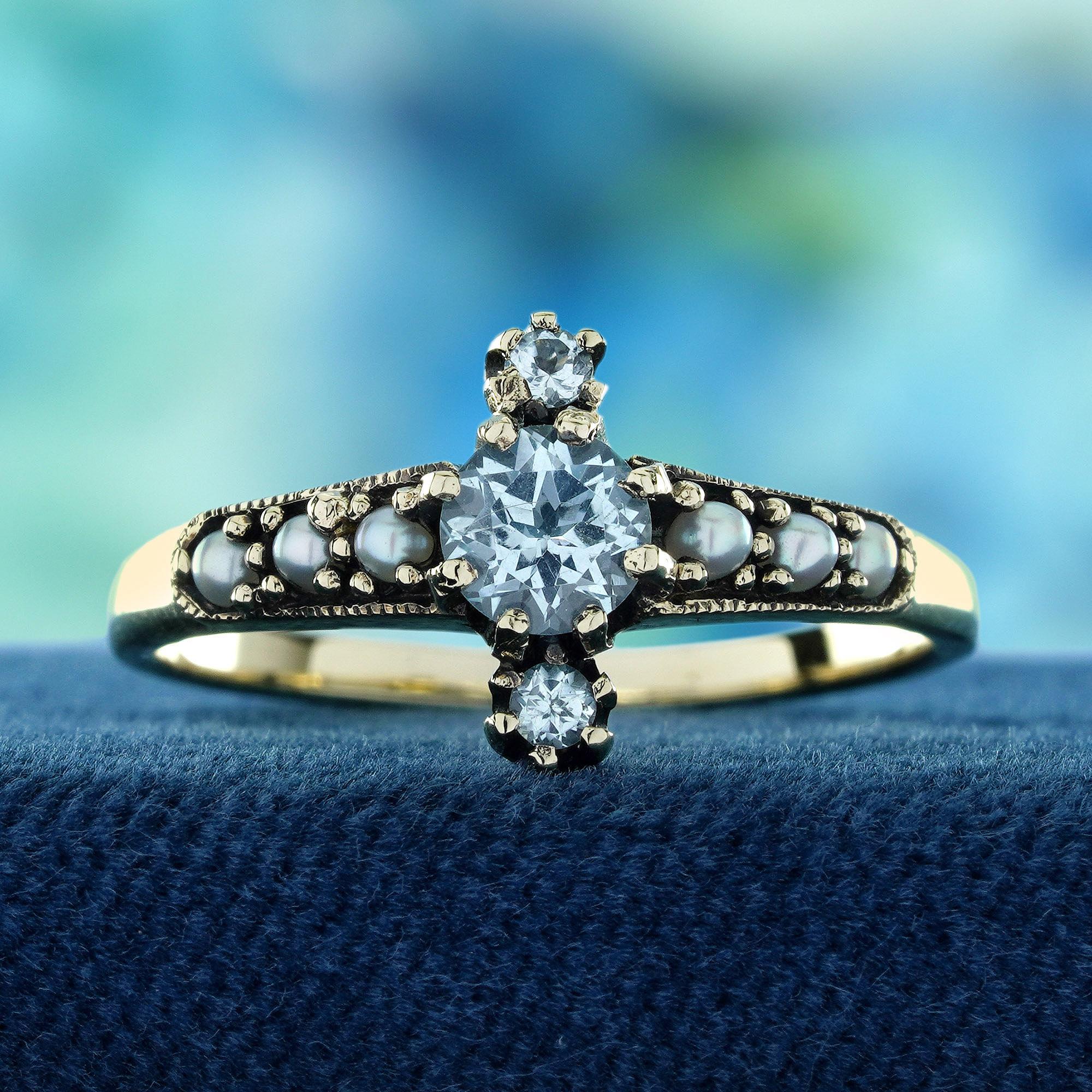 Découvrez l'allure de l'élégance intemporelle avec notre bague de style vintage en topaze bleue naturelle et perle, réalisée en or jaune 9K massif. 
Cette pièce exquise présente la combinaison parfaite de topazes bleues vibrantes et de perles