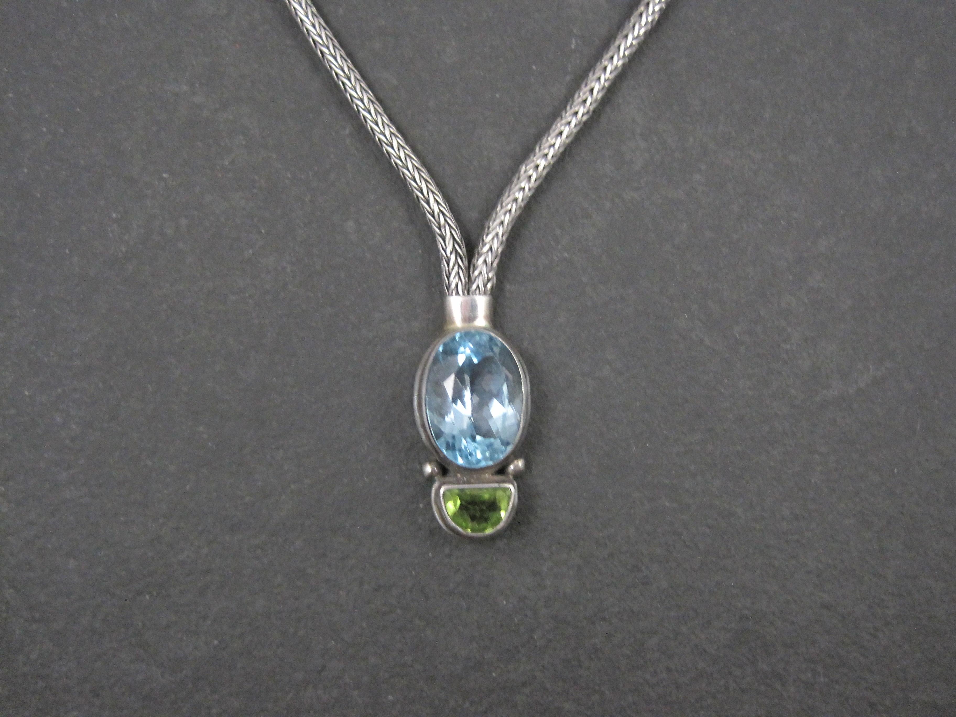 Questa bellissima collana di proprietà è in argento sterling.
Presenta un topazio blu di 10x14 mm e un peridoto di 6x8 mm incastonati in un design a Y.
Il ciondolo misura 1/2 per 7/8 di pollice.
La catena misura 3 mm di larghezza e misura 17 pollici