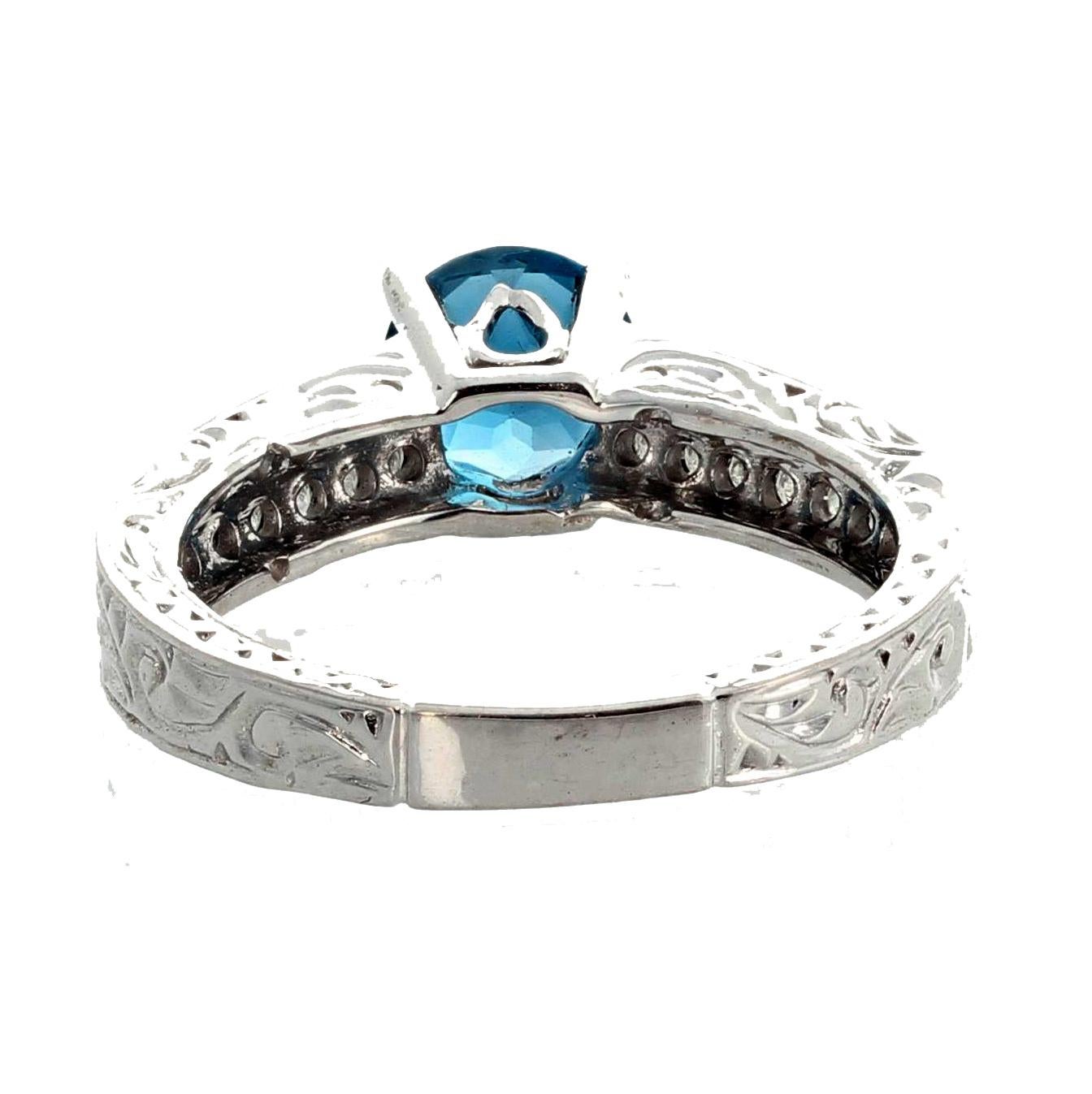 AJD, élégante bague en or blanc avec topaze bleue et diamants blancs brillants en vente 1