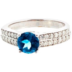 AJD Anello con Topazio Blu e Diamanti Bianchi Brillanti in Oro Bianco, delicato ed elegante