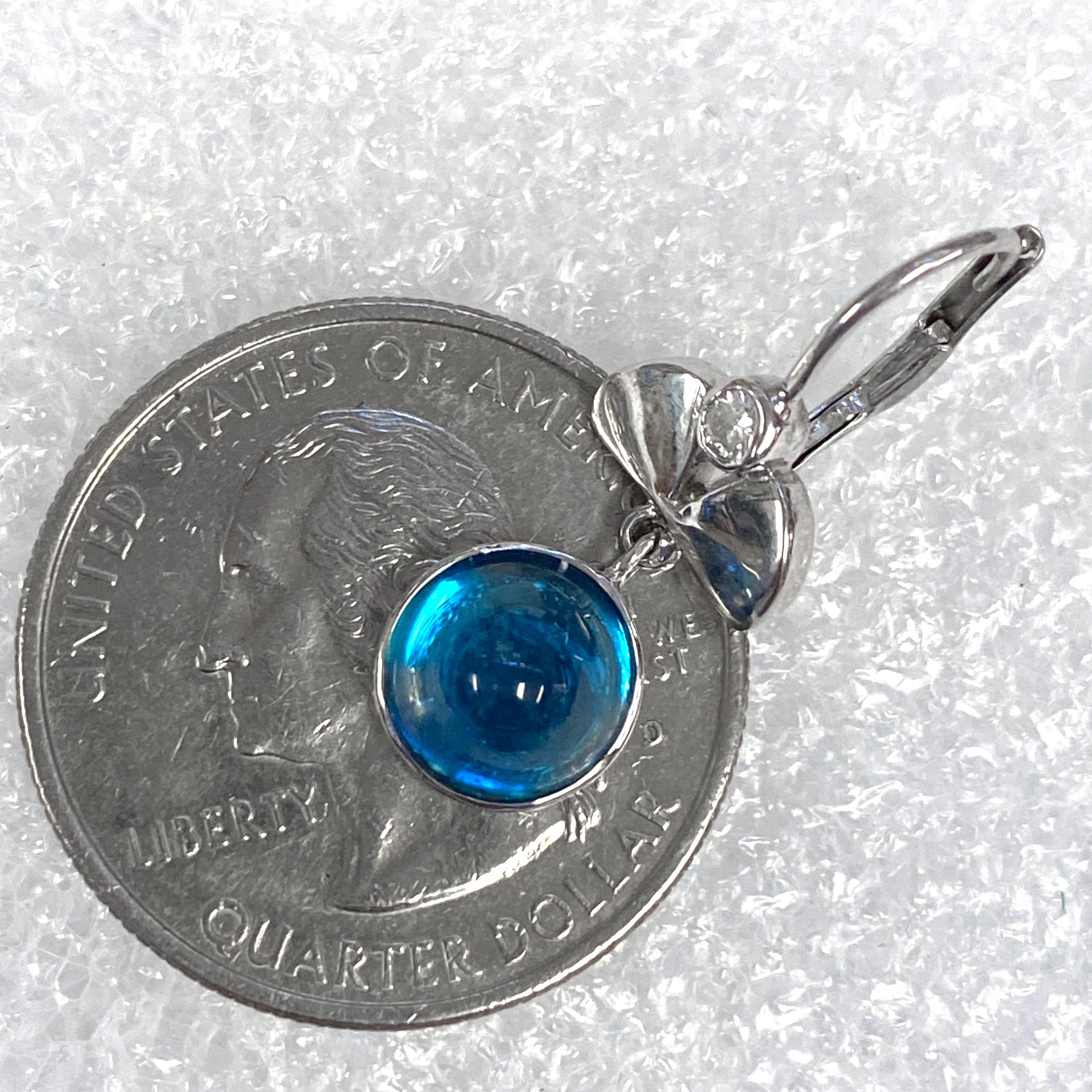 Blauer Topas „Annette“ Klappbrisur-Ohrringe aus Weißgold mit Diamant-Akzenten (Cabochon) im Angebot