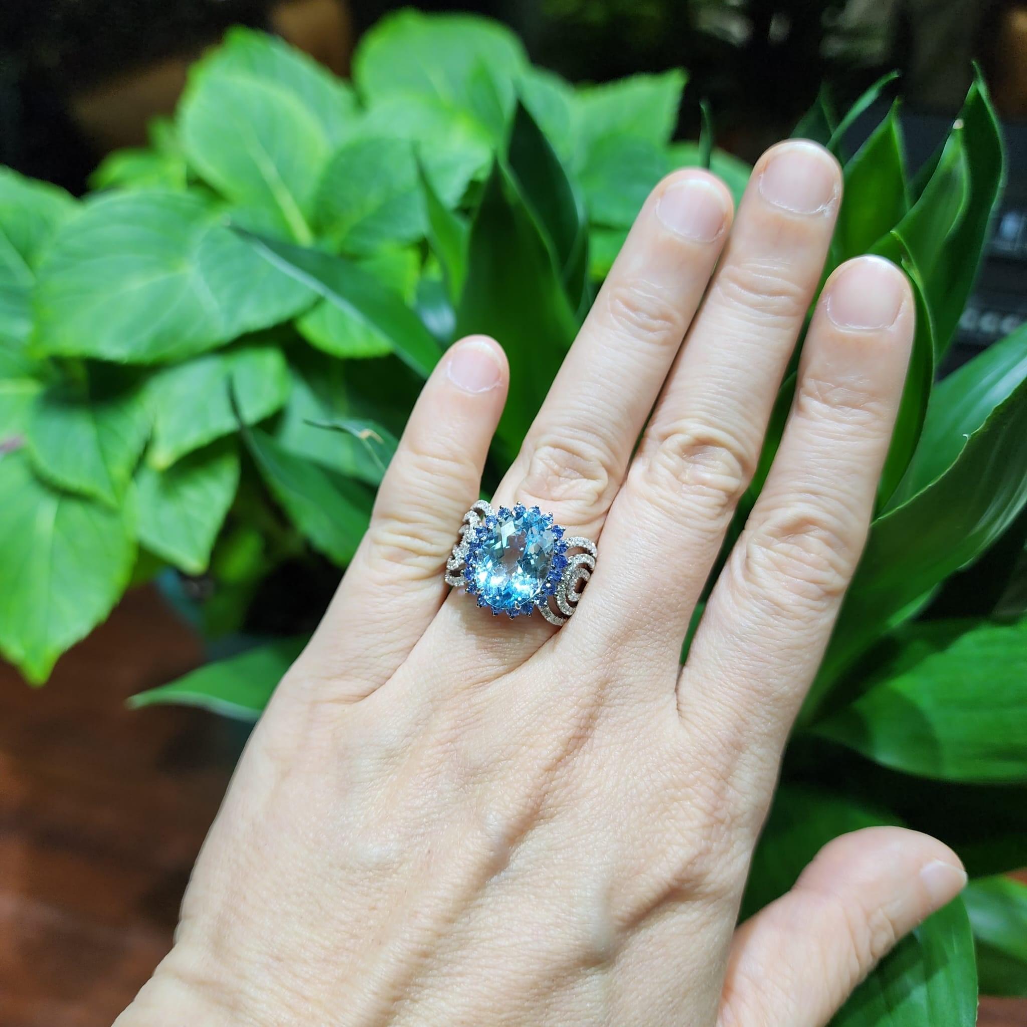 6.96Ct Blue Topaz Blue Sapphire Diamond Cocktail Ring in 18 Karat White Gold In New Condition For Sale In Hong Kong, HK