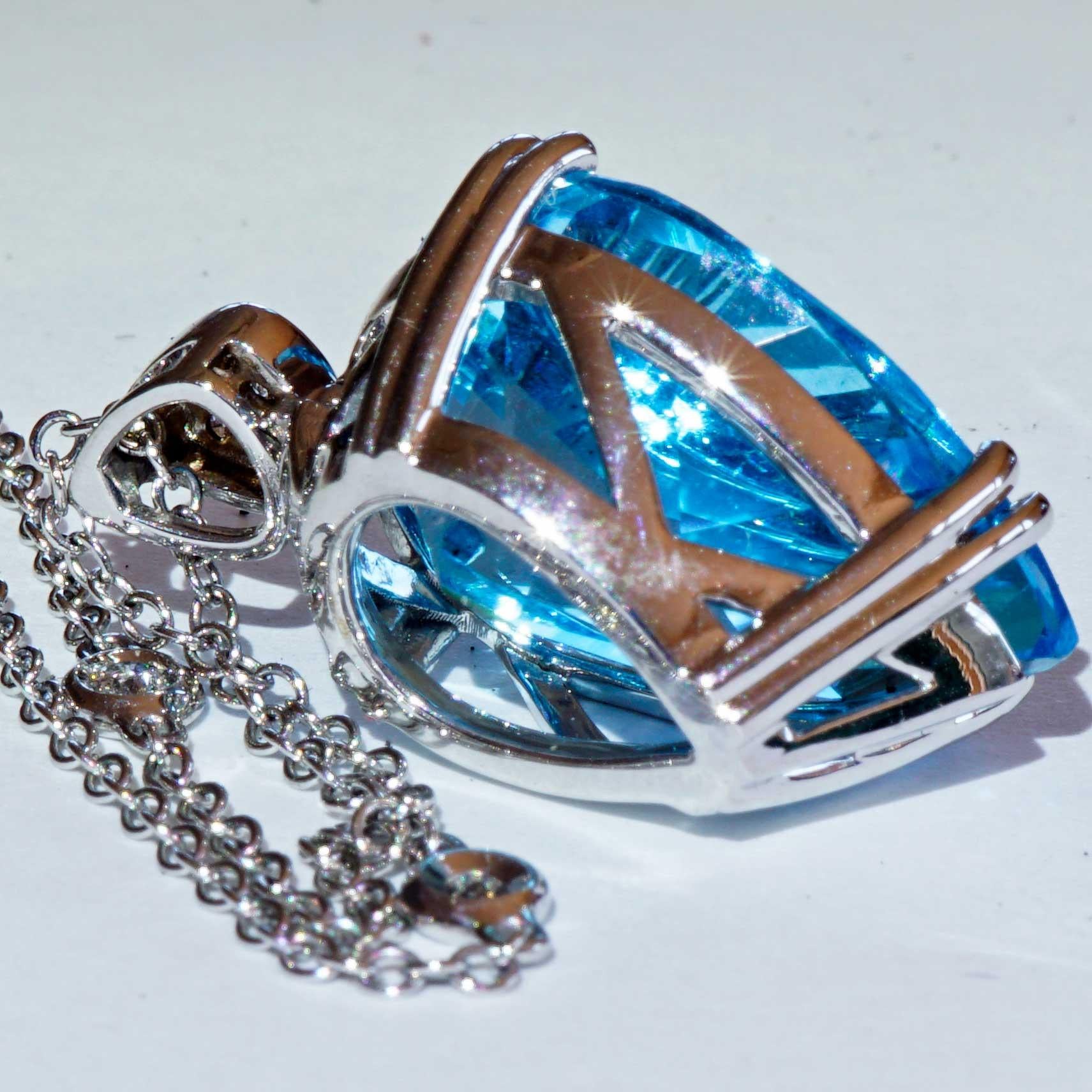 Blue Topaz Brilliant Pendant 750 White Gold 14 ct 0.11 ct Aqua Water Brilliance For Sale 4