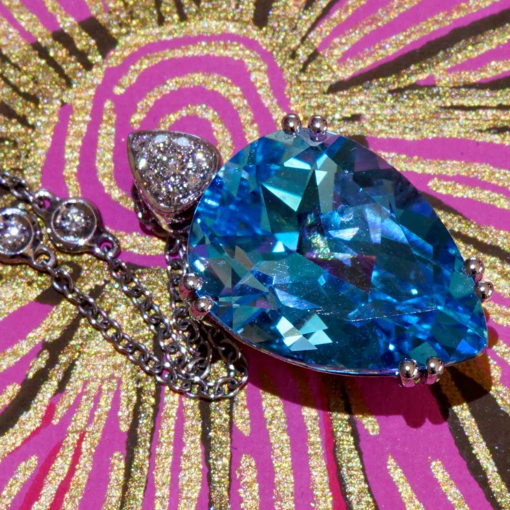 Brilliant Cut Blue Topaz Brilliant Pendant 750 White Gold 14 ct 0.11 ct Aqua Water Brilliance For Sale