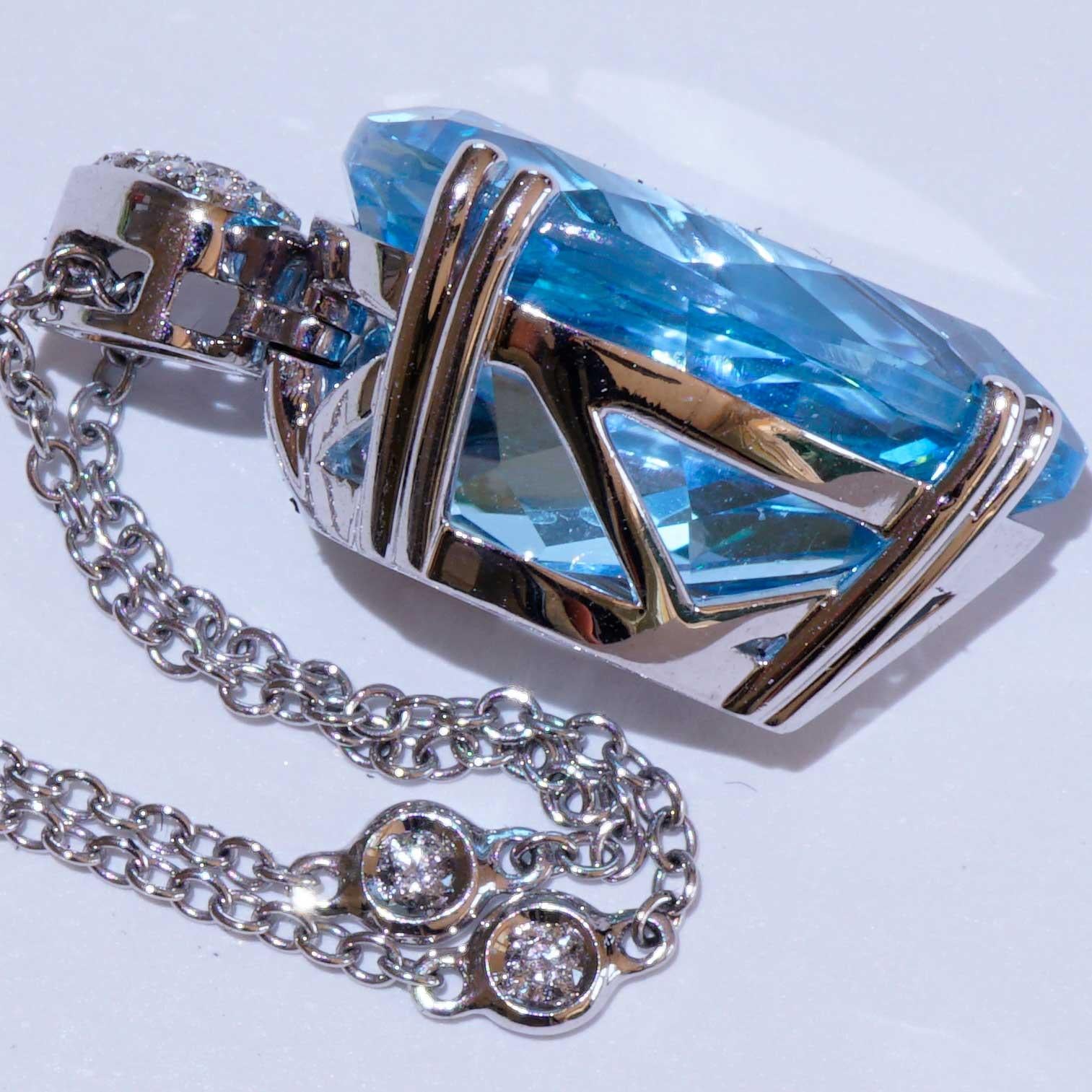 Women's or Men's Blue Topaz Brilliant Pendant 750 White Gold 14 ct 0.11 ct Aqua Water Brilliance For Sale