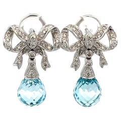 Orecchini a fiocco con diamanti e briolette di topazio blu in oro bianco 18 carati