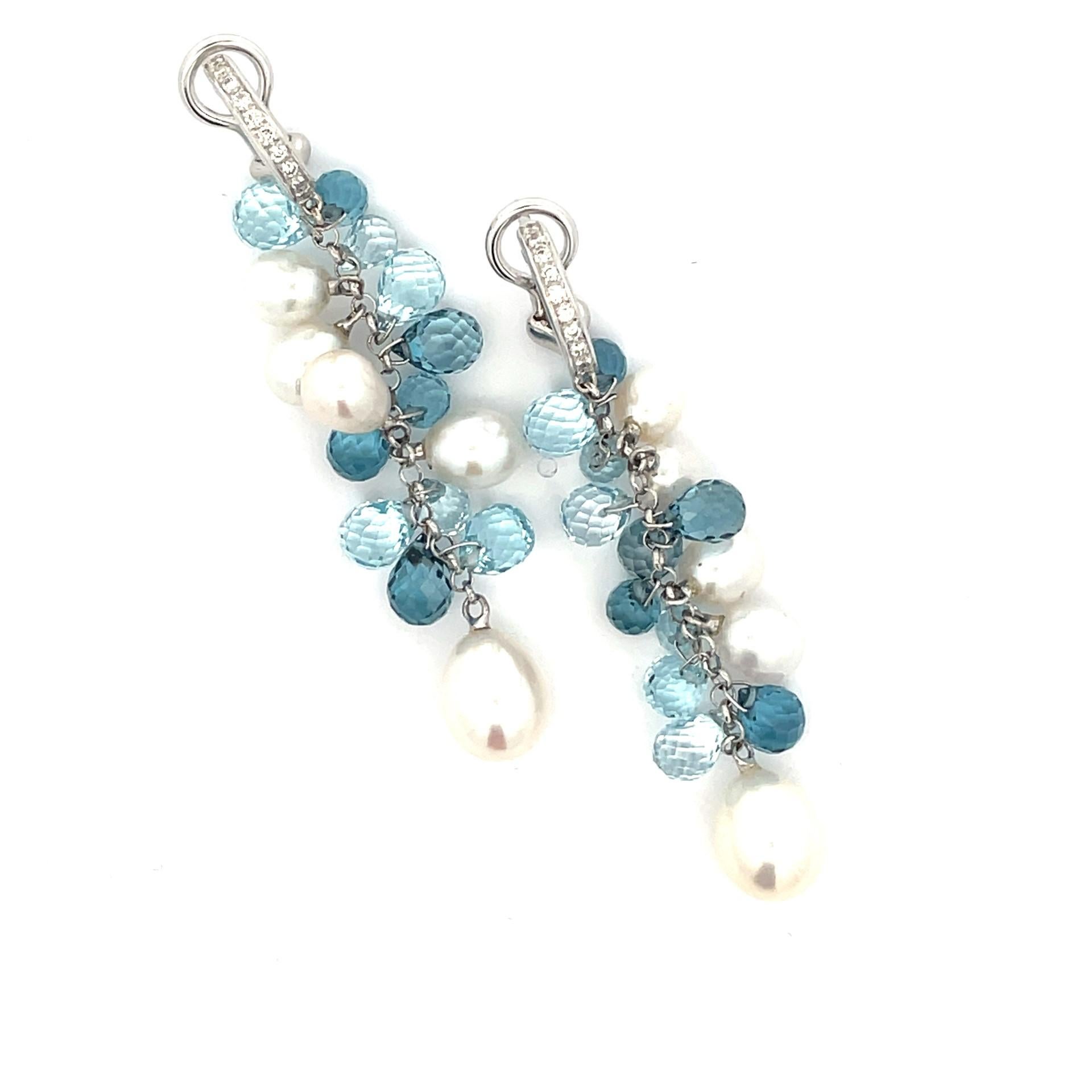 Ein Paar lustige Hängeohrringe aus 18 Karat Weißgold mit  Diamanten, Perlen und 22  Blautopas-Brioletten von höchster Qualität. 

24 Diamanten im Brillantschliff  0,23ct Gesamtgewicht

22 Blautopas-Briolette 26,92ct Gesamtgewicht

10 Perlen in den