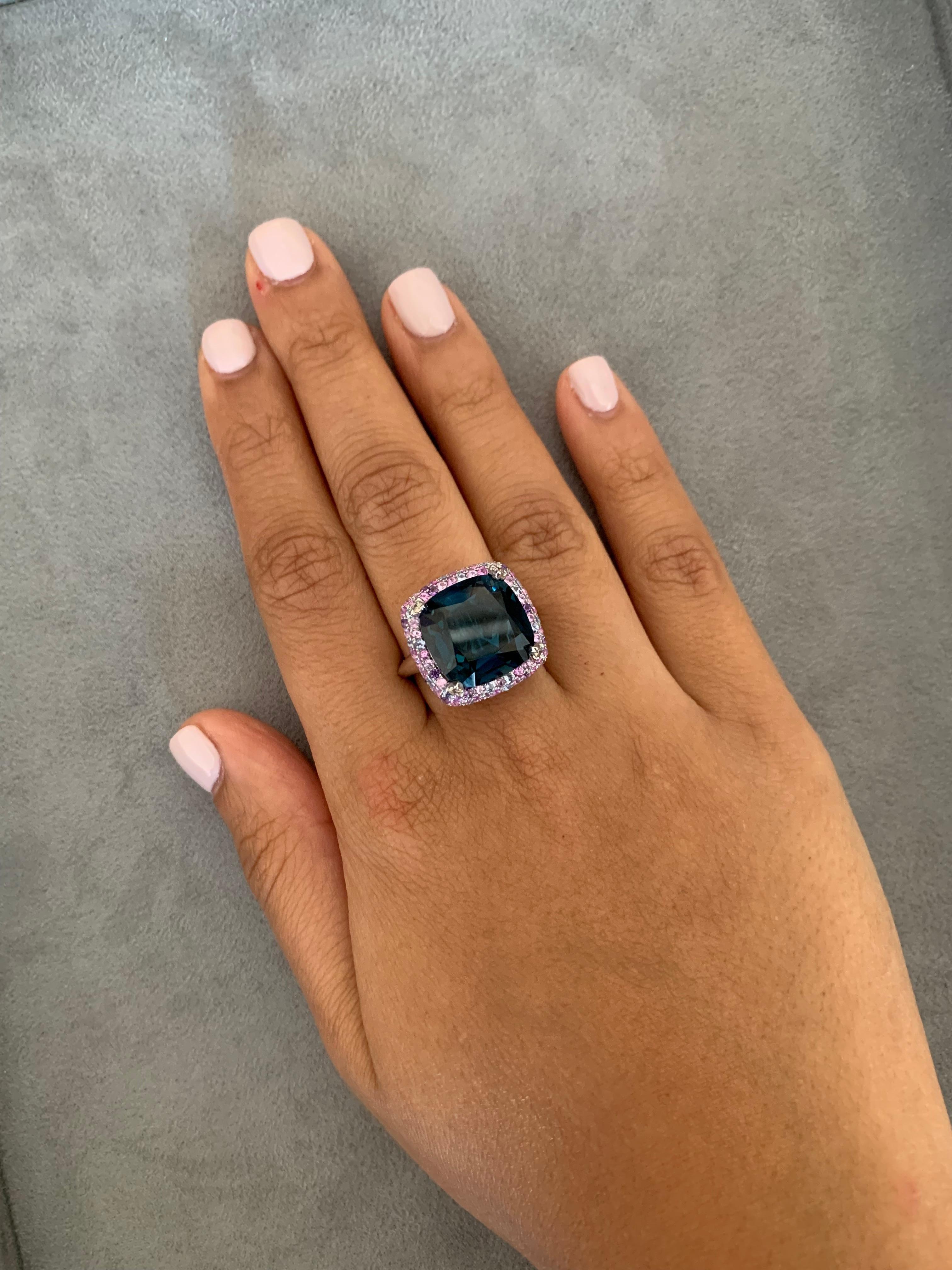 Kühnes Blautopas! Dieser leichte und einfach zu tragende Ring zeigt einen tiefblauen Topas, der mit einem mehrfarbigen Edelstein und einer Diamantfassung akzentuiert ist. Diese Schmuckstücke sind zierlich, haben aber durch die leuchtenden Edelsteine