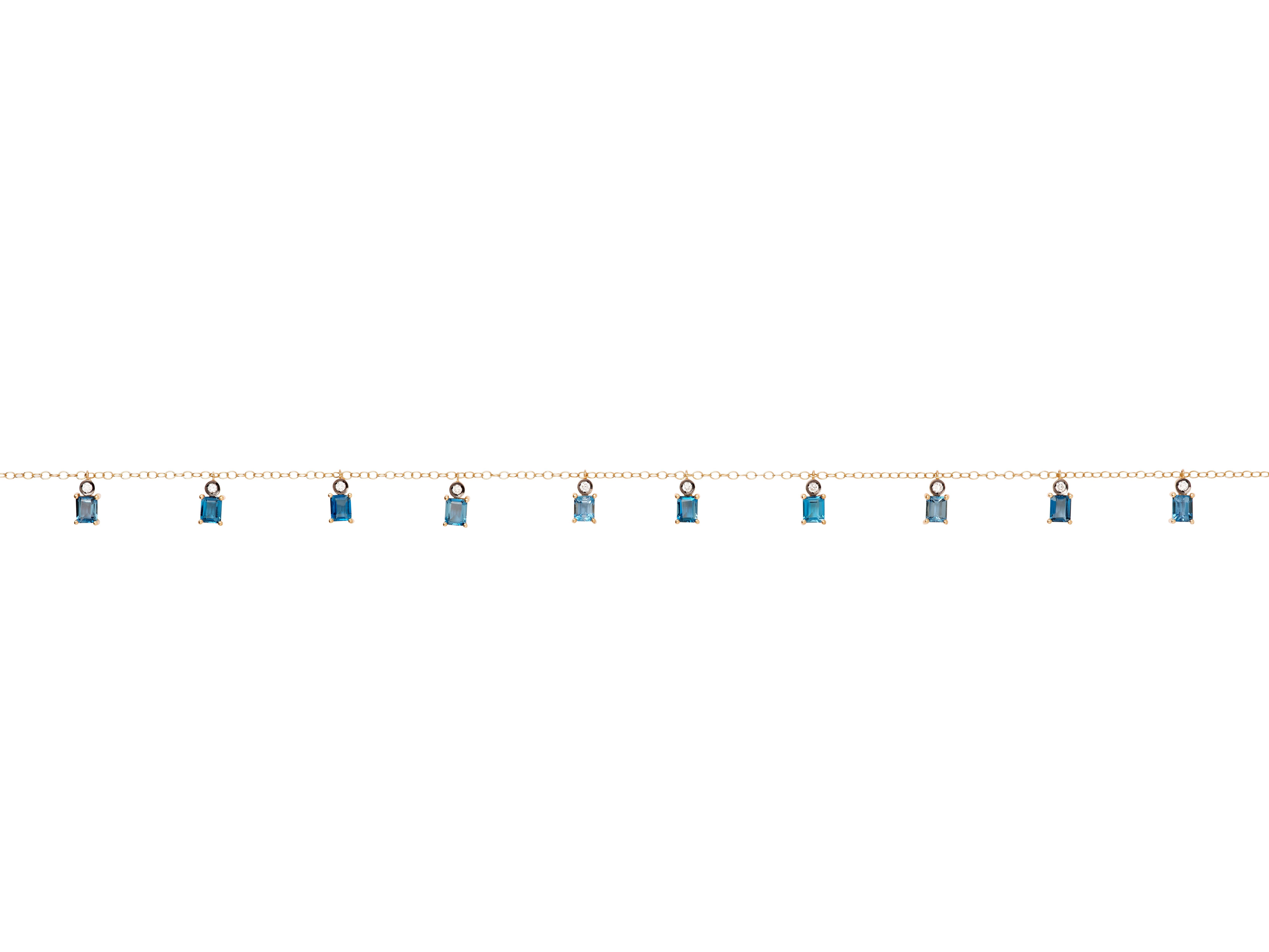 Diese wunderschön zarte Halskette aus 18 Karat Gelbgold mit zehn Halbedelstein-Anhängern aus Blautopas und Diamanten kann allein oder in Kombination mit anderen Halsketten getragen werden, um einen verspielten und mühelos stilvollen Look zu