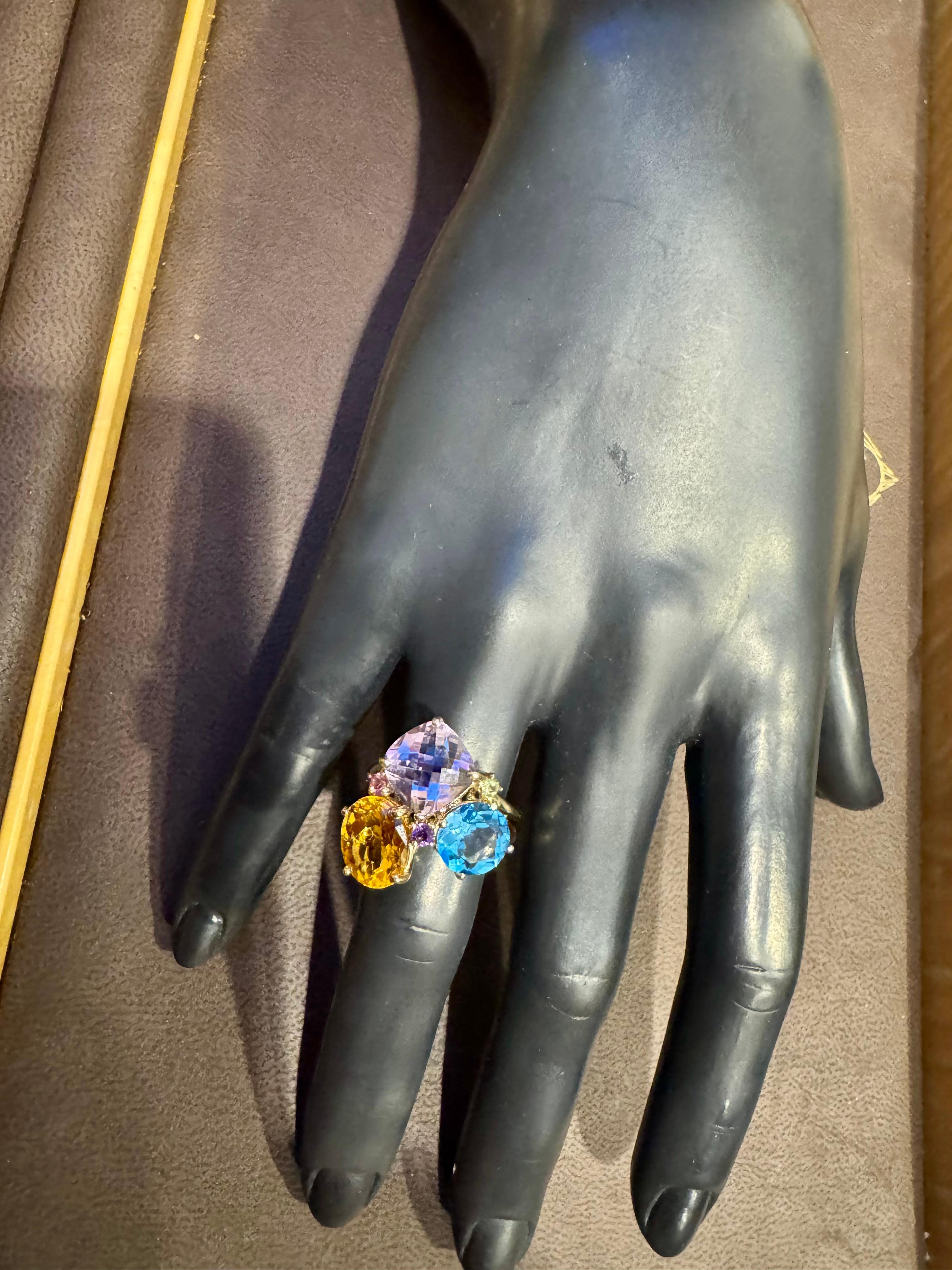 Topaze bleue, citrine, améthyste rose  Bague cocktail Estate S7 en or jaune 14 carats
Une bague de cocktail classique 
Toutes les pierres sont très propres, sans inclusion   La couleur de la peau est très brillante.
Topaze bleue ronde  forme, 