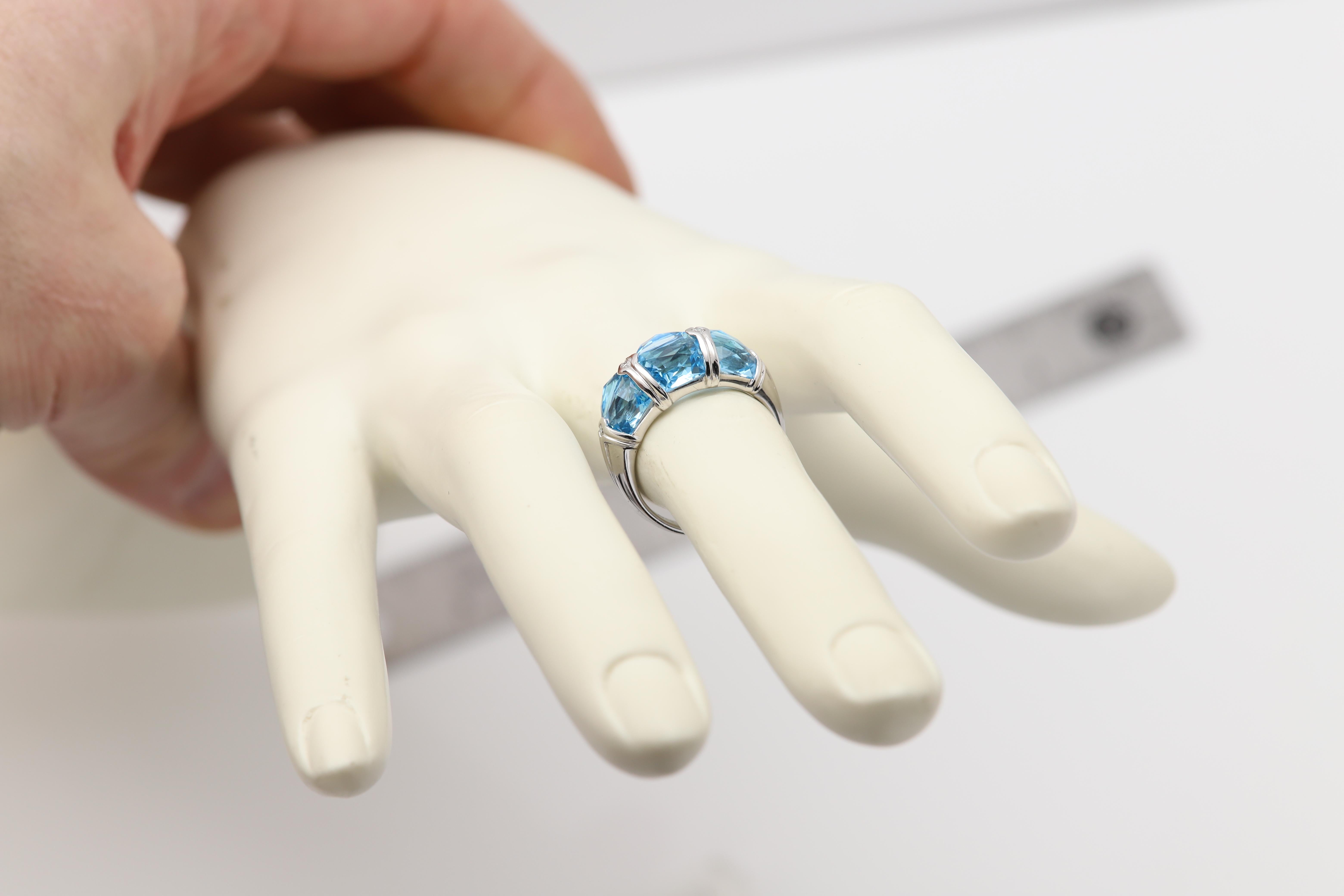 Bague de fiançailles en or blanc 18 carats avec grappe de diamants en vente 5