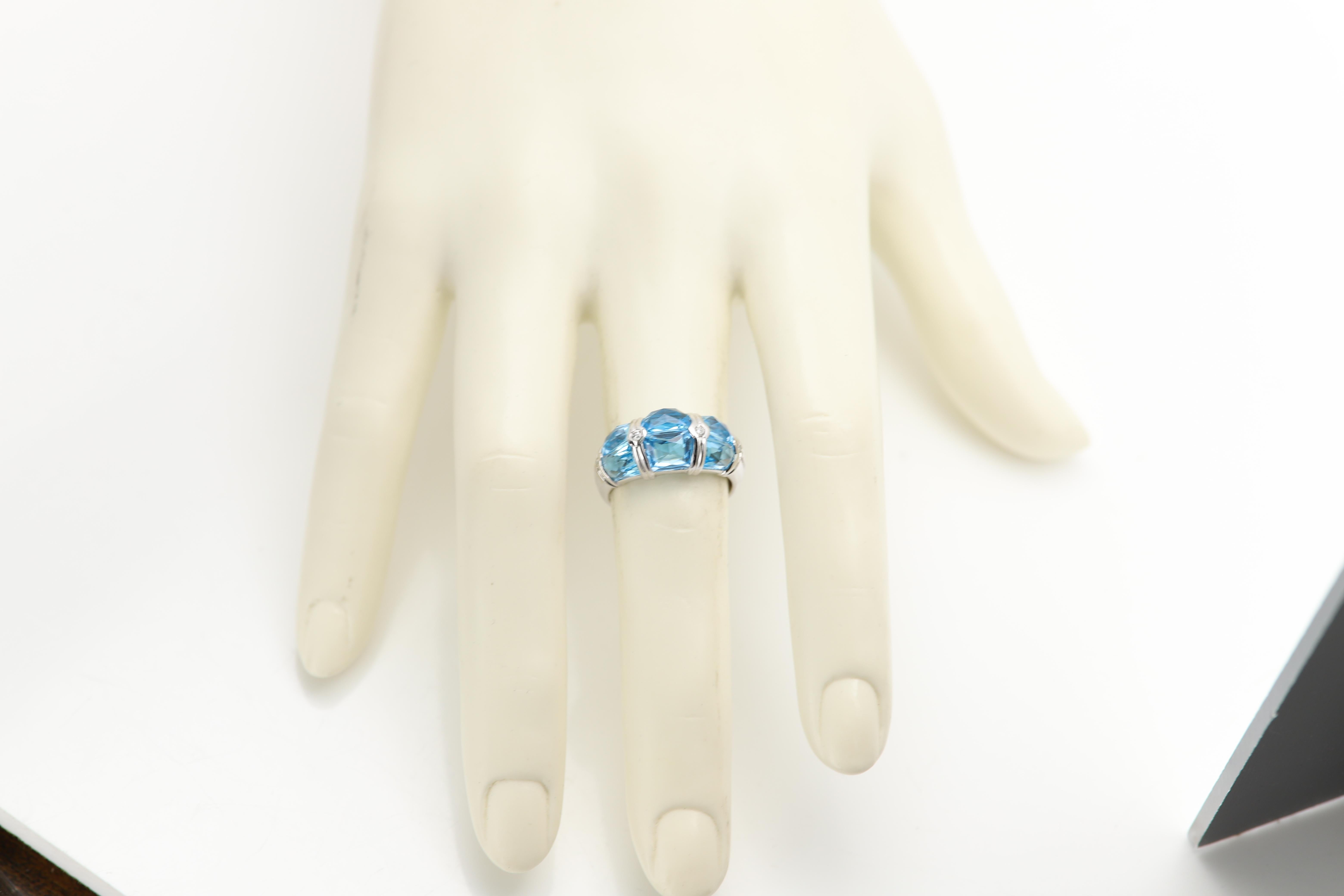 Bague de fiançailles en or blanc 18 carats avec grappe de diamants en vente 8