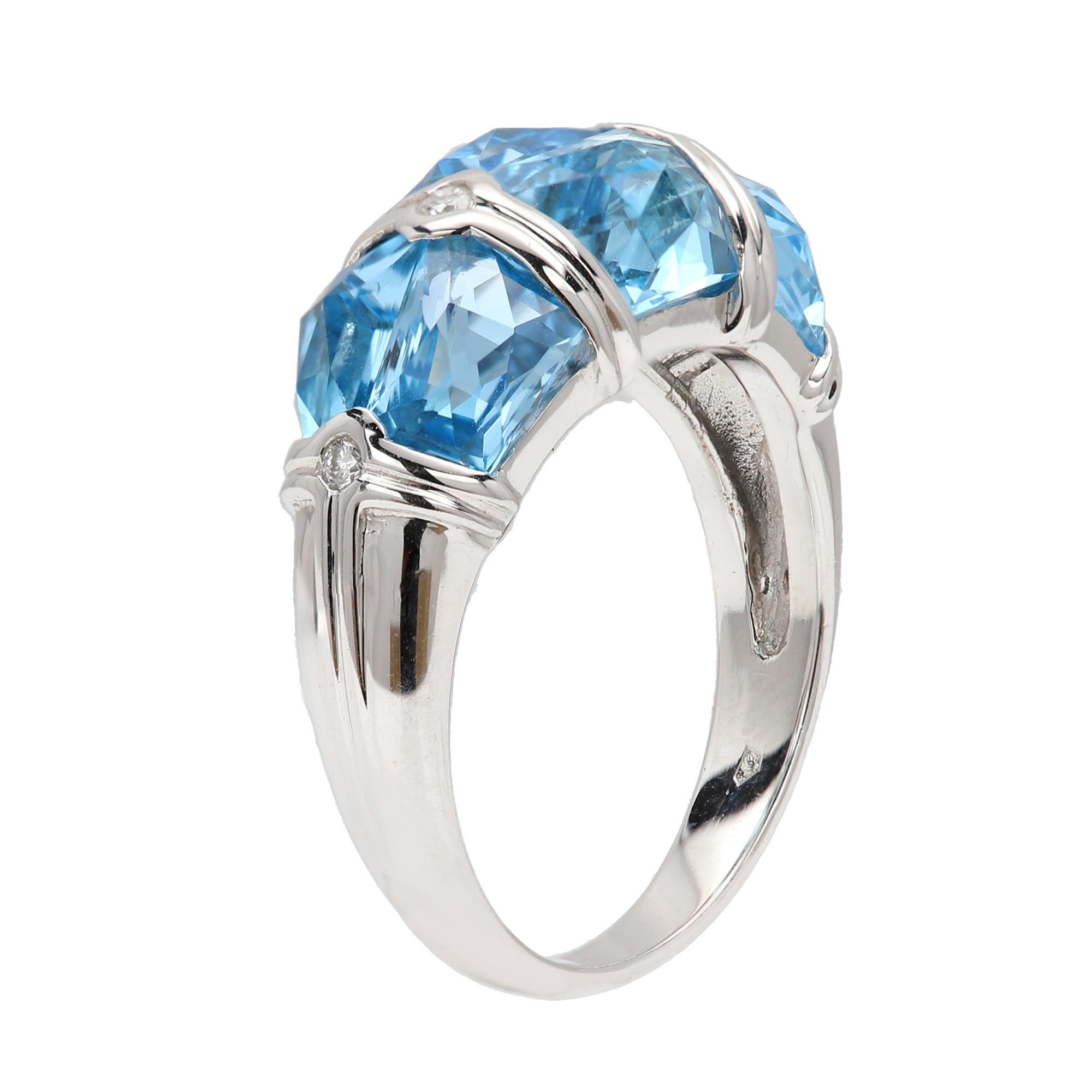 Taille ronde Bague de fiançailles en or blanc 18 carats avec grappe de diamants en vente