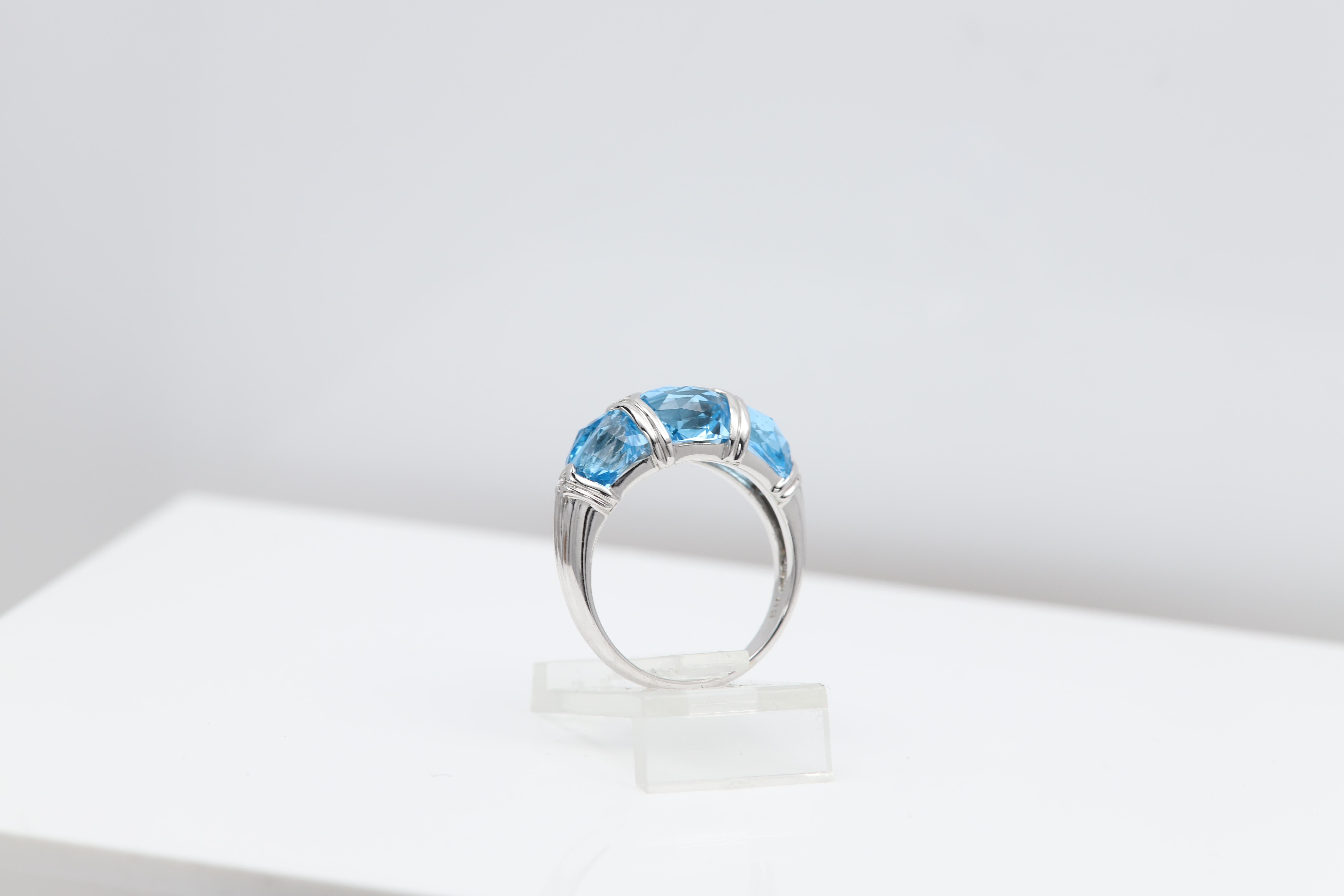 Bague de fiançailles en or blanc 18 carats avec grappe de diamants en vente 1