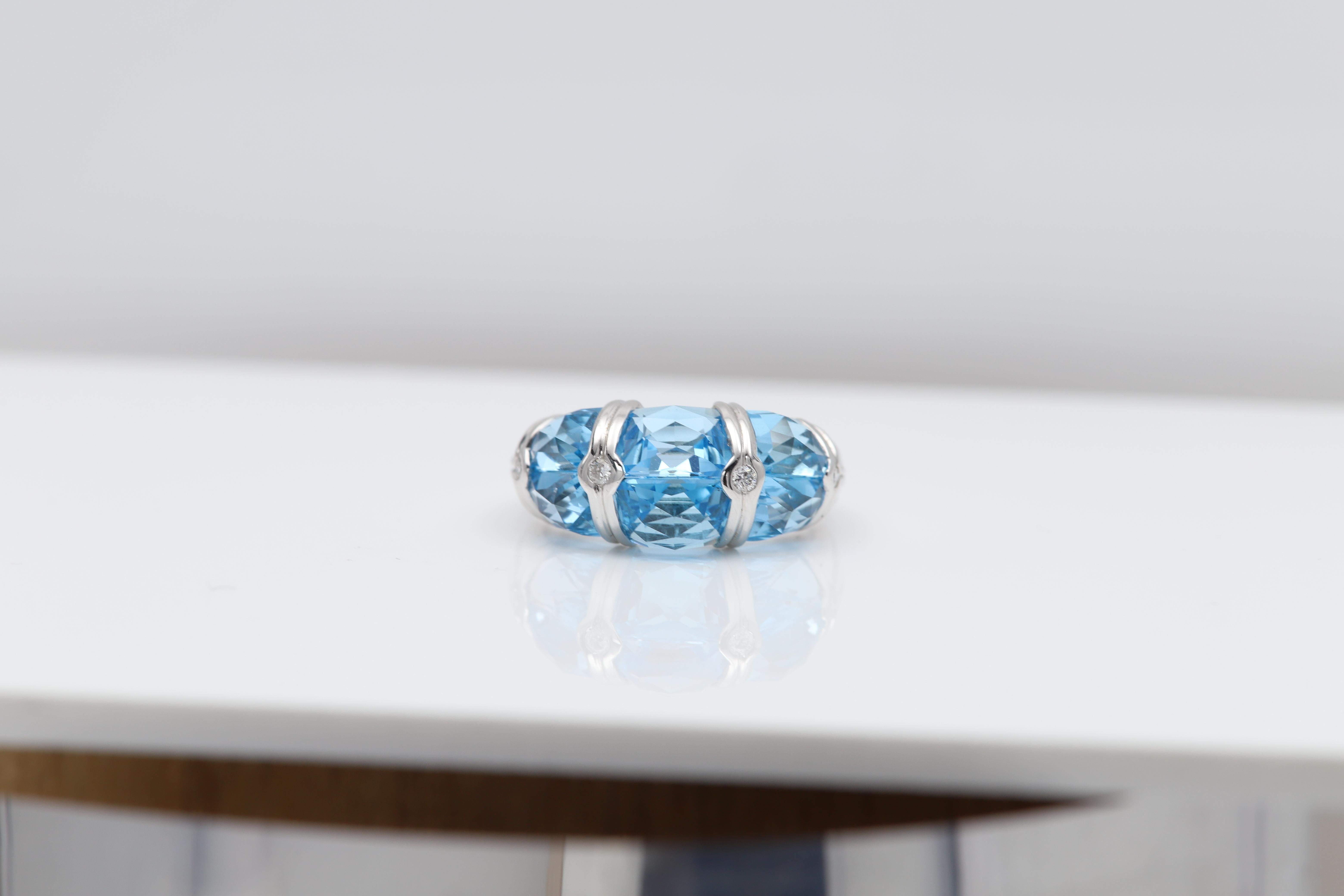 Bague de fiançailles en or blanc 18 carats avec grappe de diamants en vente 2